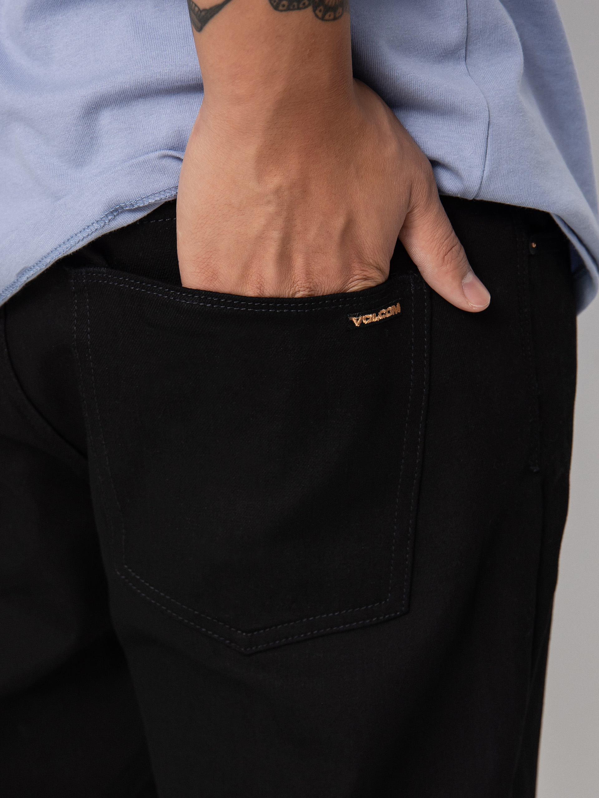 Spodnie Volcom Modown Tapered Denim (black on black)