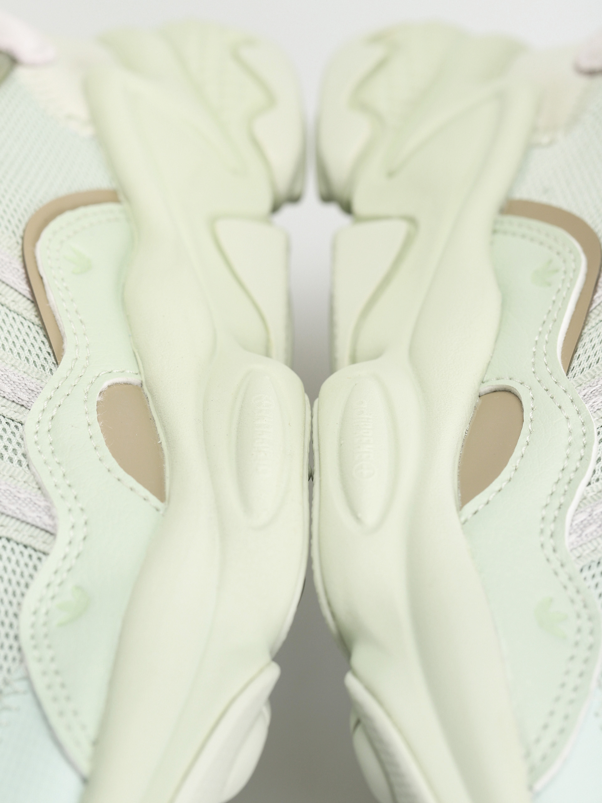 Buty adidas Originals Ozweego Wmn (lingrn/dshgry/feagry)