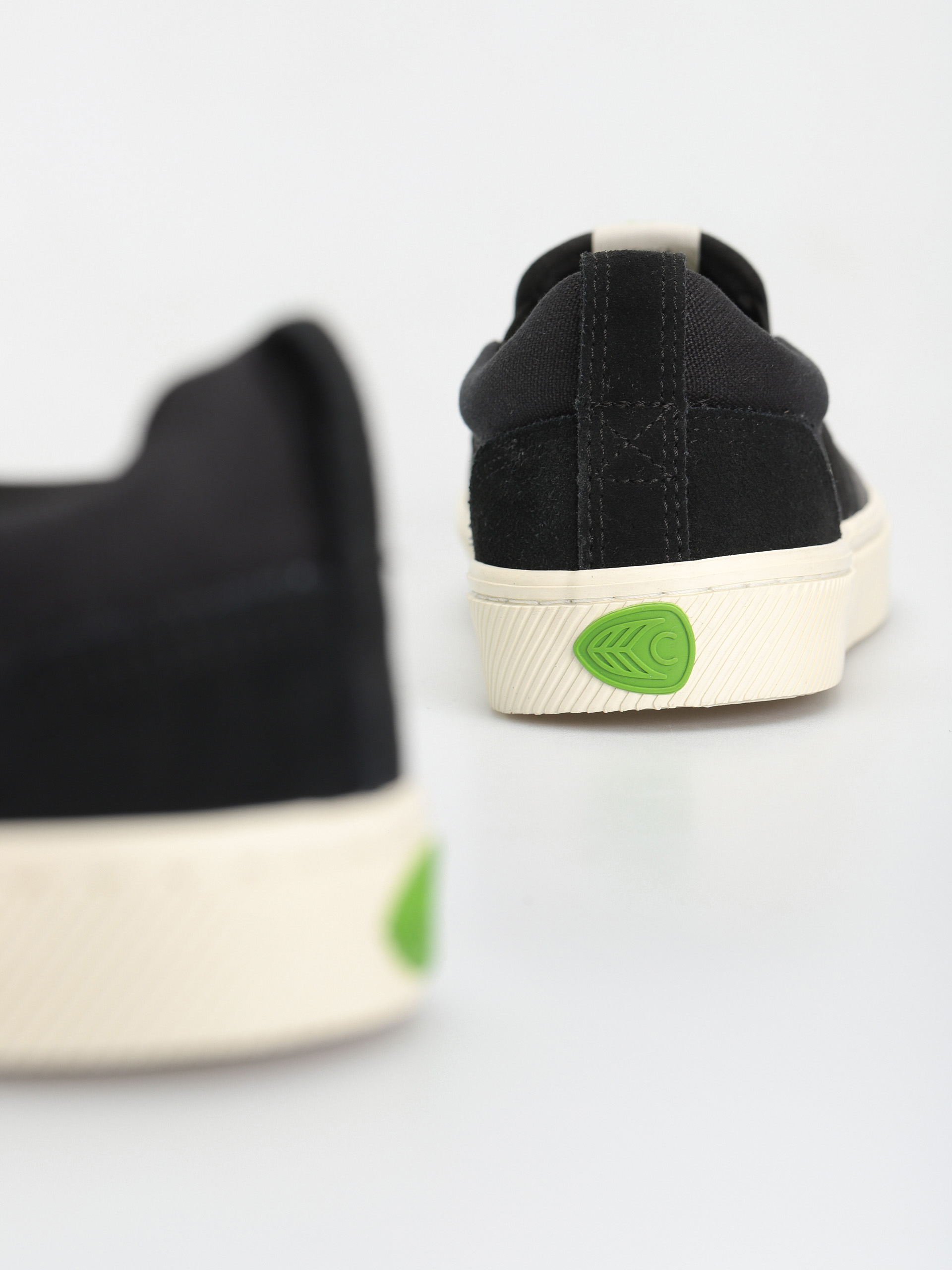 Buty Cariuma Catiba Pro Slip On (black/ivory)