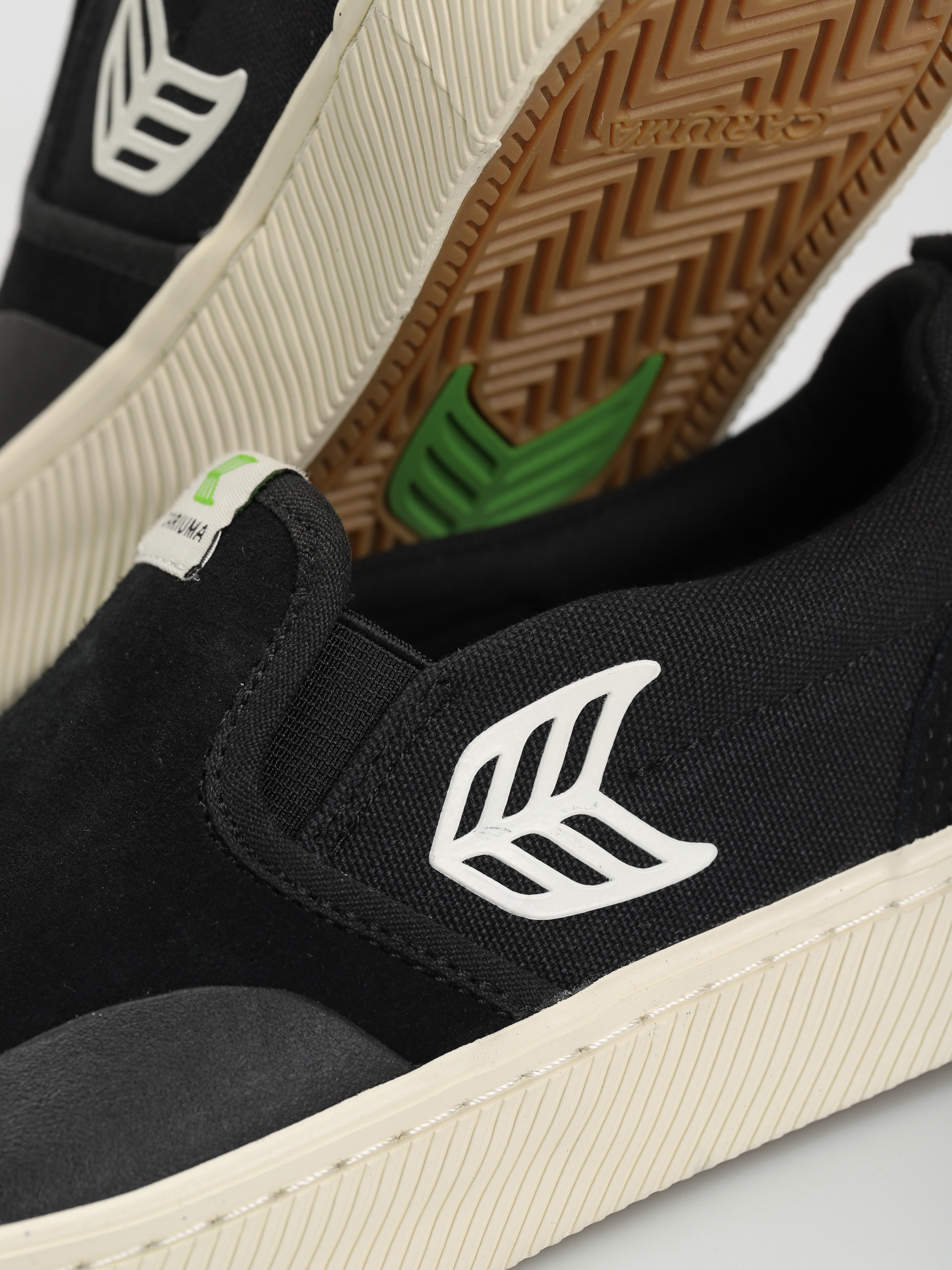 Buty Cariuma Catiba Pro Slip On (black/ivory)