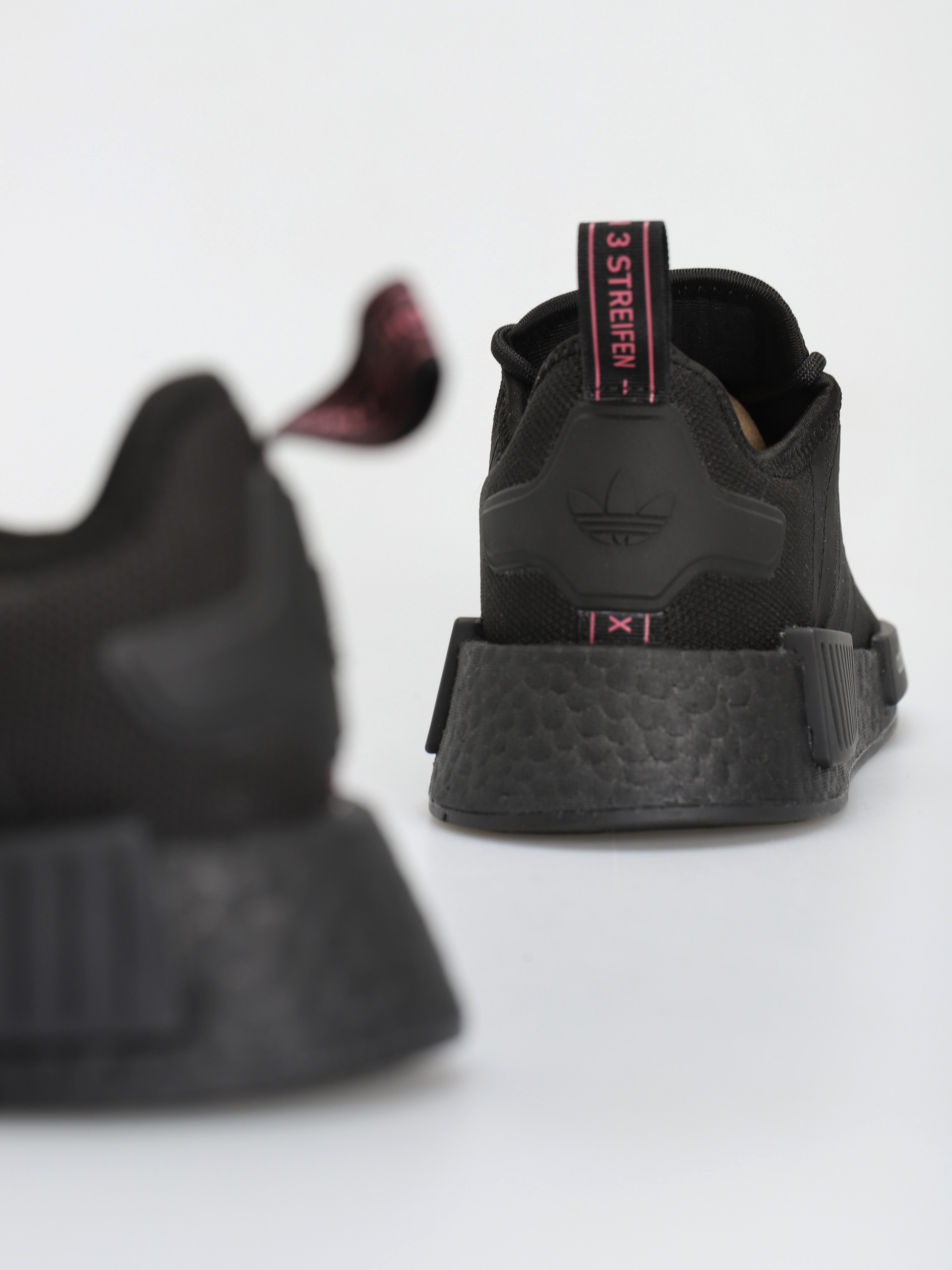 Buty adidas Originals Nmd R1 Primeblue Wmn (cblack/cblack/sopink)