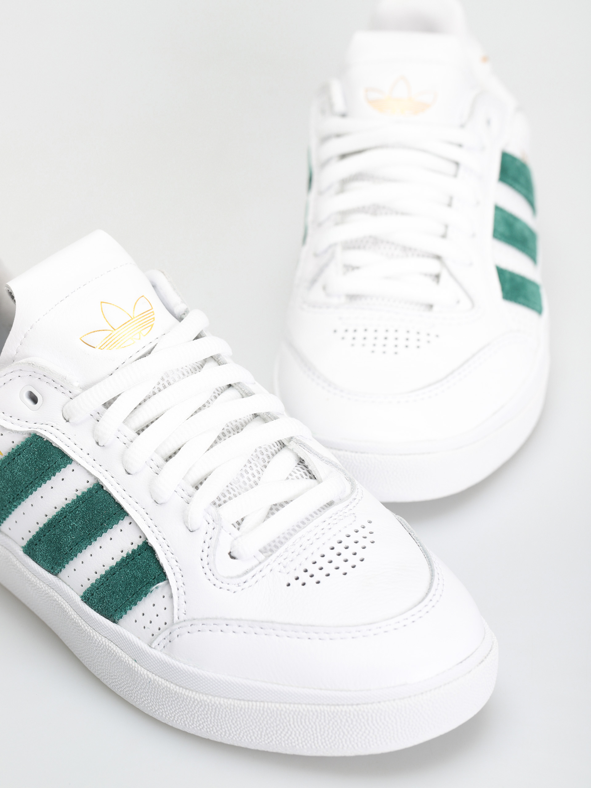 Buty adidas Tyshawn Low (ftwwht/cgreen/goldmt)
