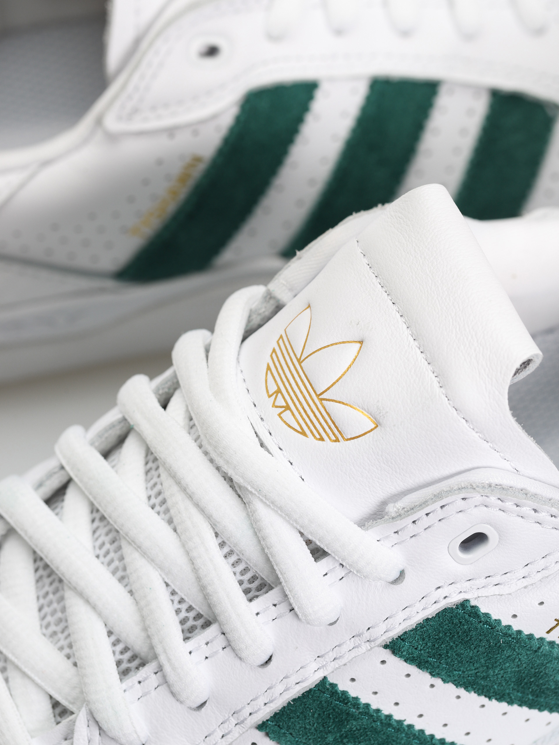 Buty adidas Tyshawn Low (ftwwht/cgreen/goldmt)