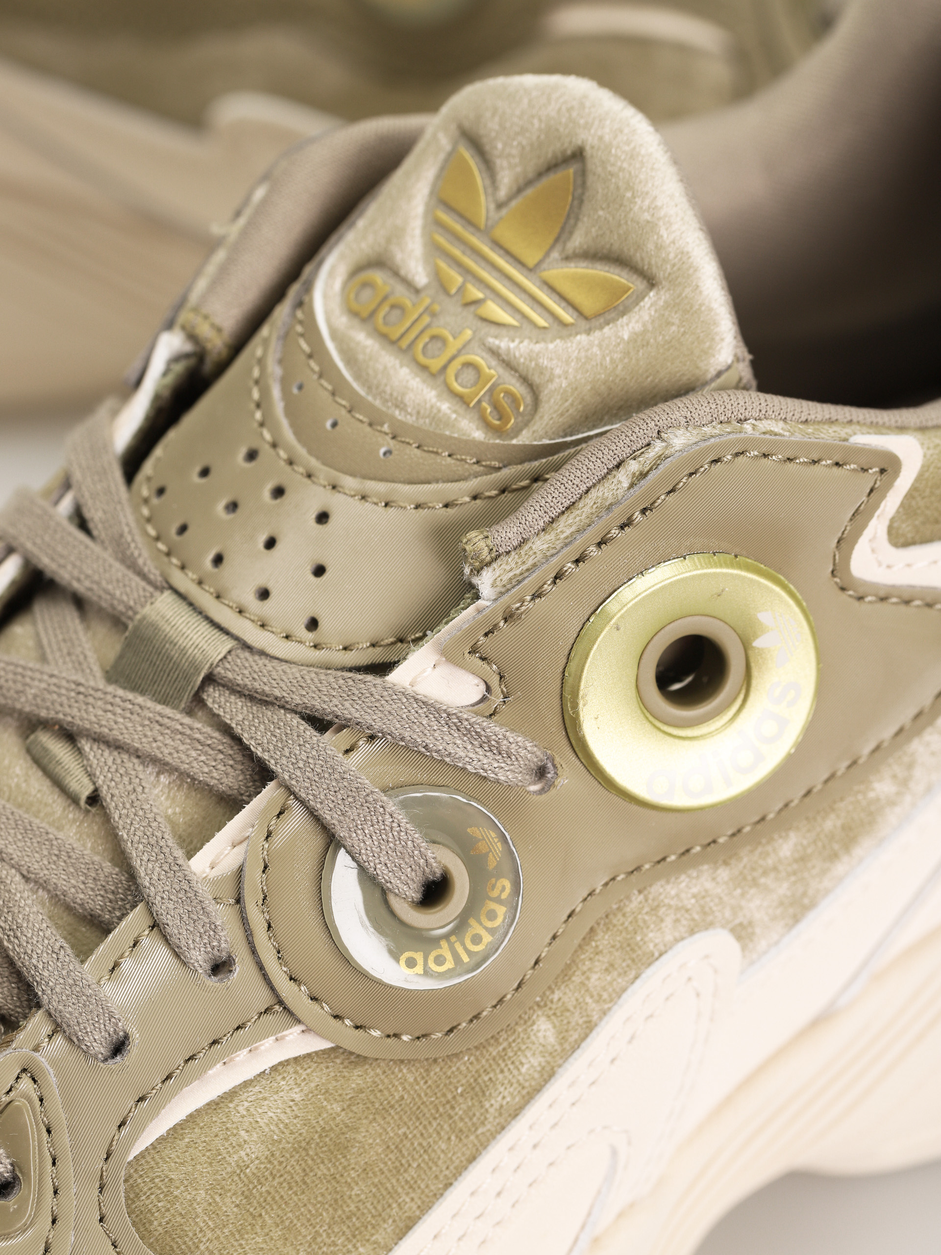 Buty adidas Originals Astir Wmn (orbgrn/wonwhi/goldmt)