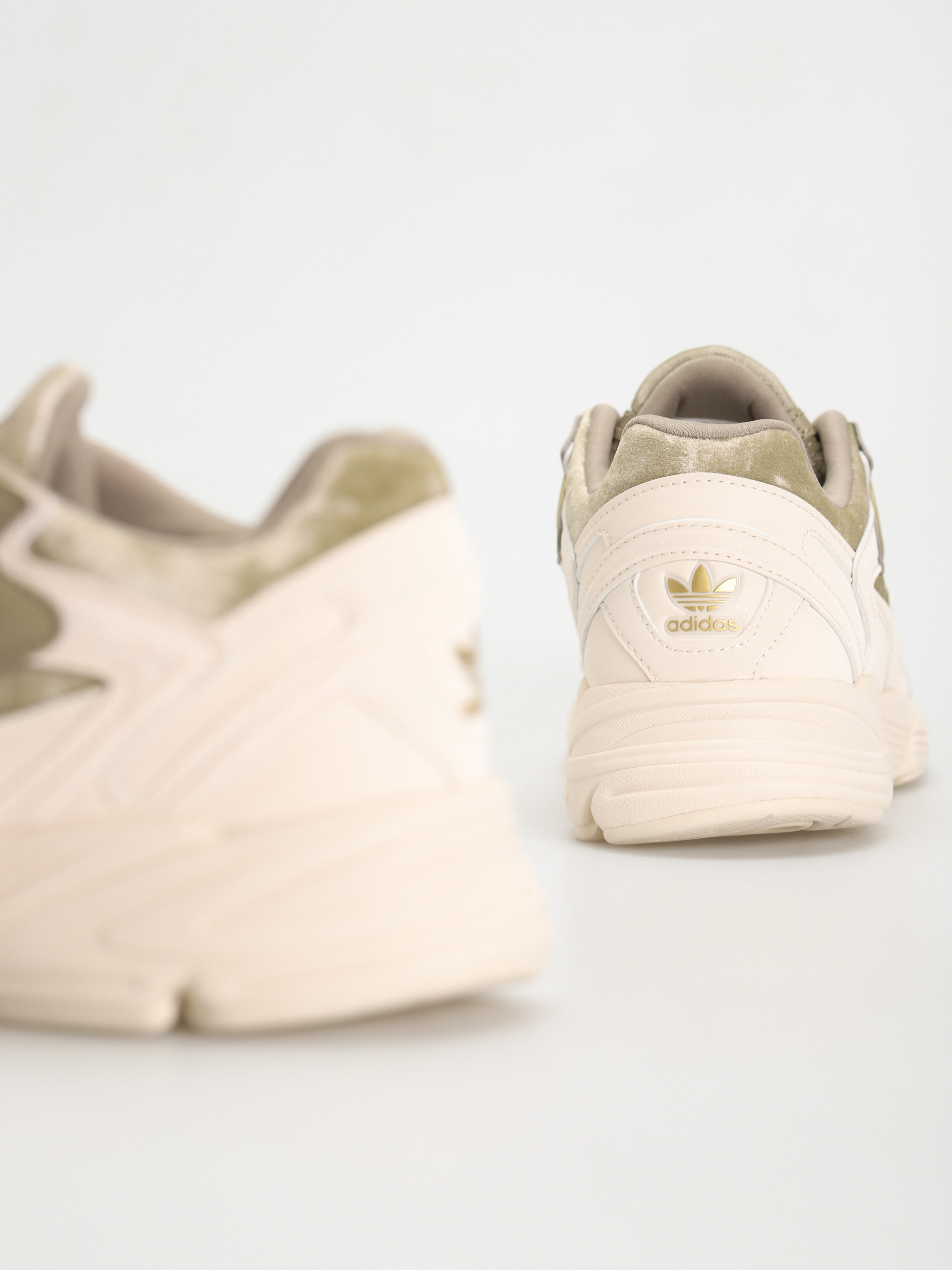 Buty adidas Originals Astir Wmn (orbgrn/wonwhi/goldmt)