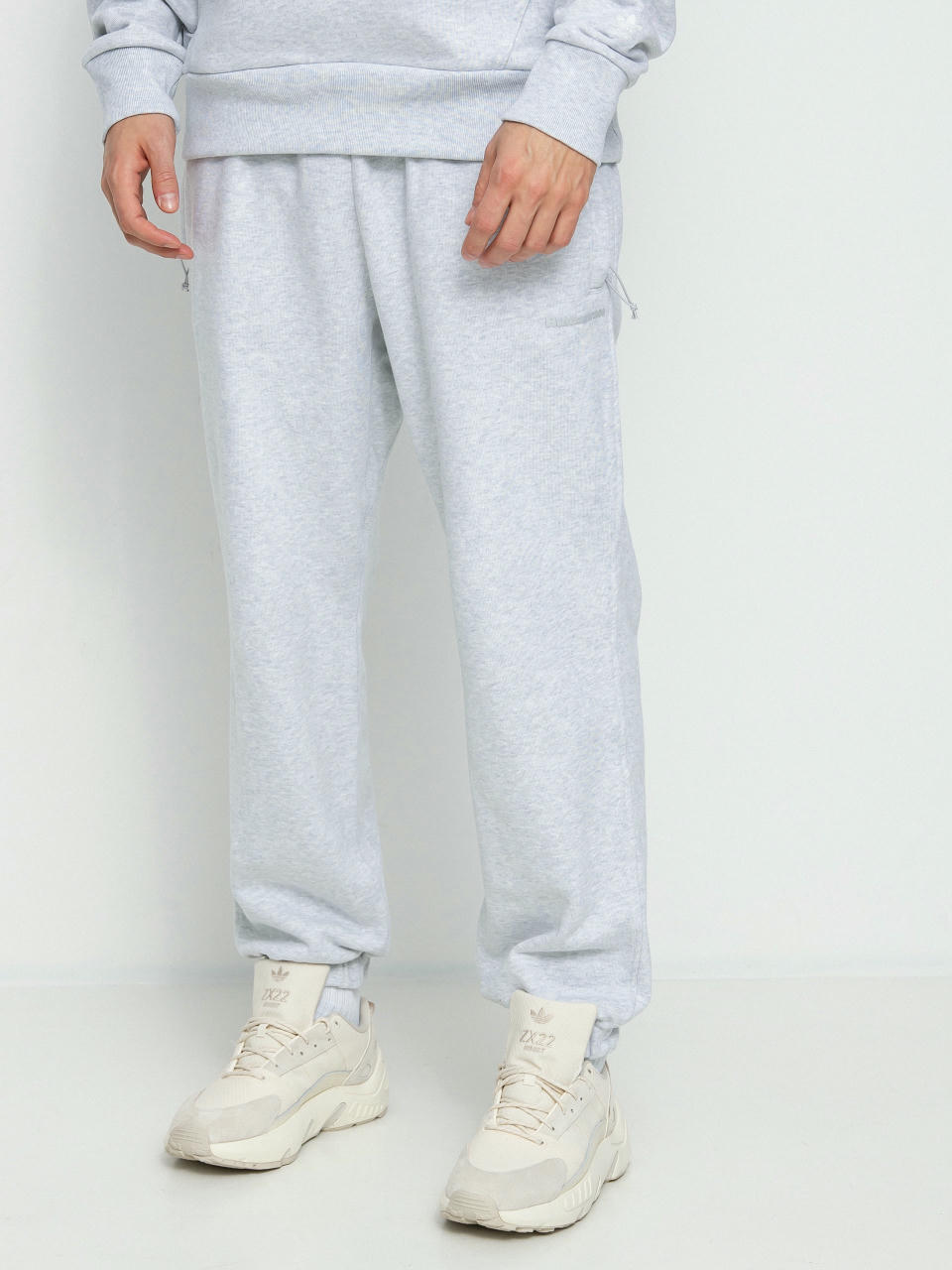 Spodnie adidas Originals Pharrell Williams Basics (lgreyh/lgsogr)