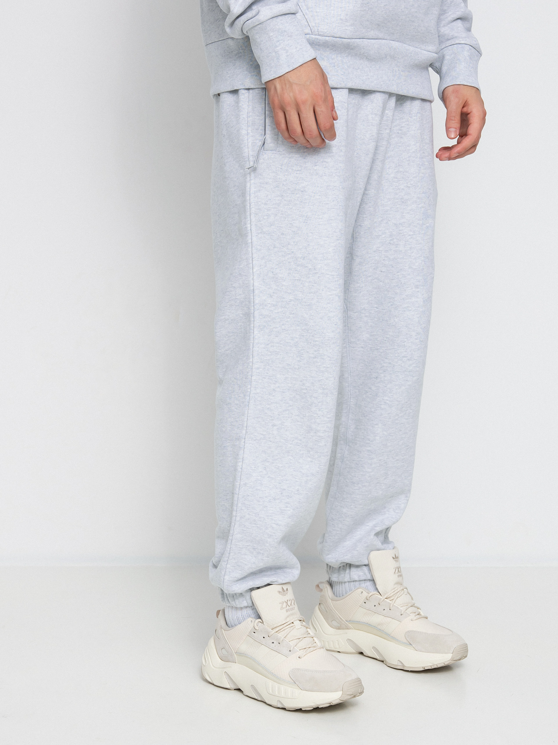 Spodnie adidas Originals Pharrell Williams Basics (lgreyh/lgsogr)
