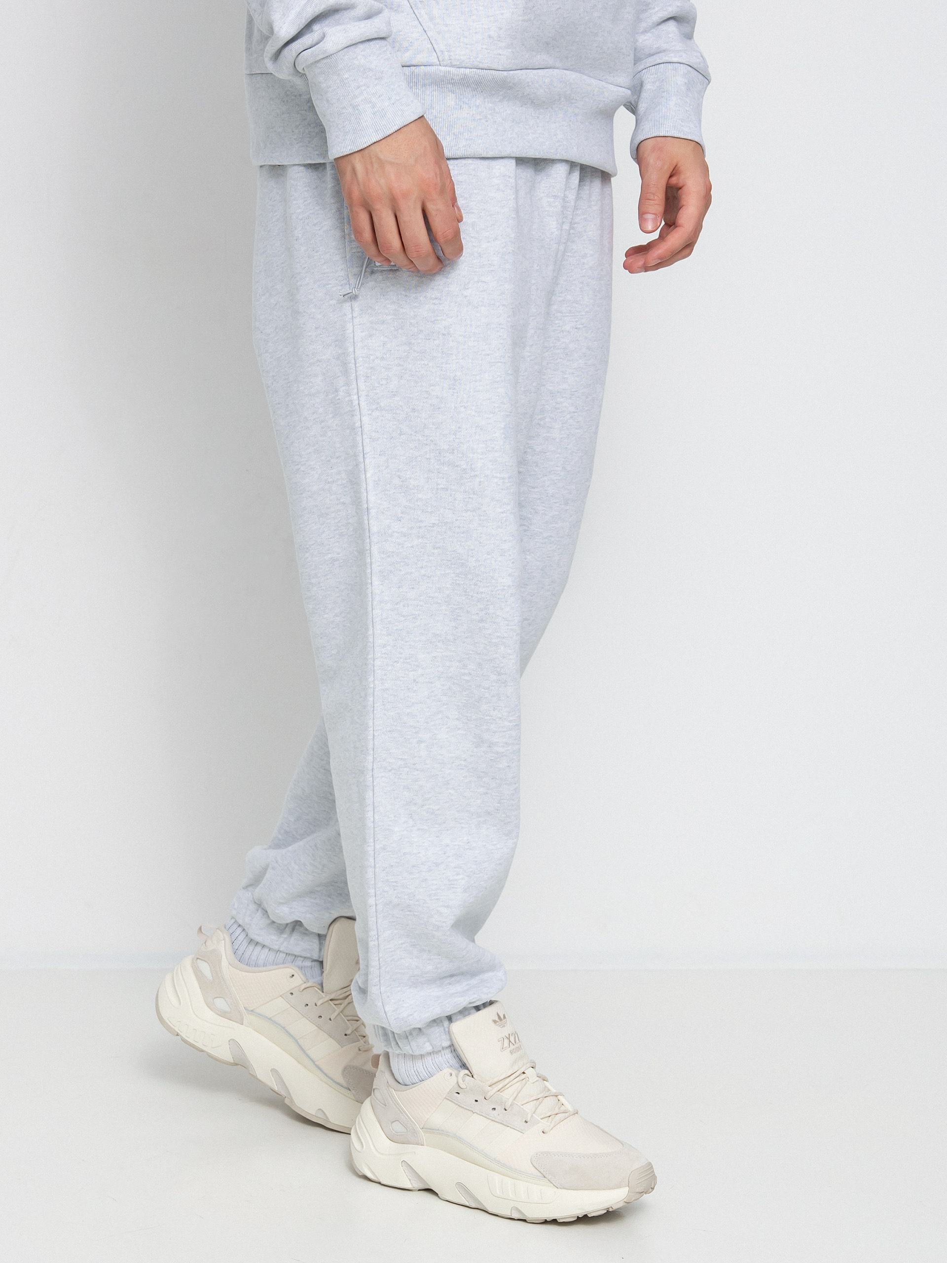 Spodnie adidas Originals Pharrell Williams Basics (lgreyh/lgsogr)