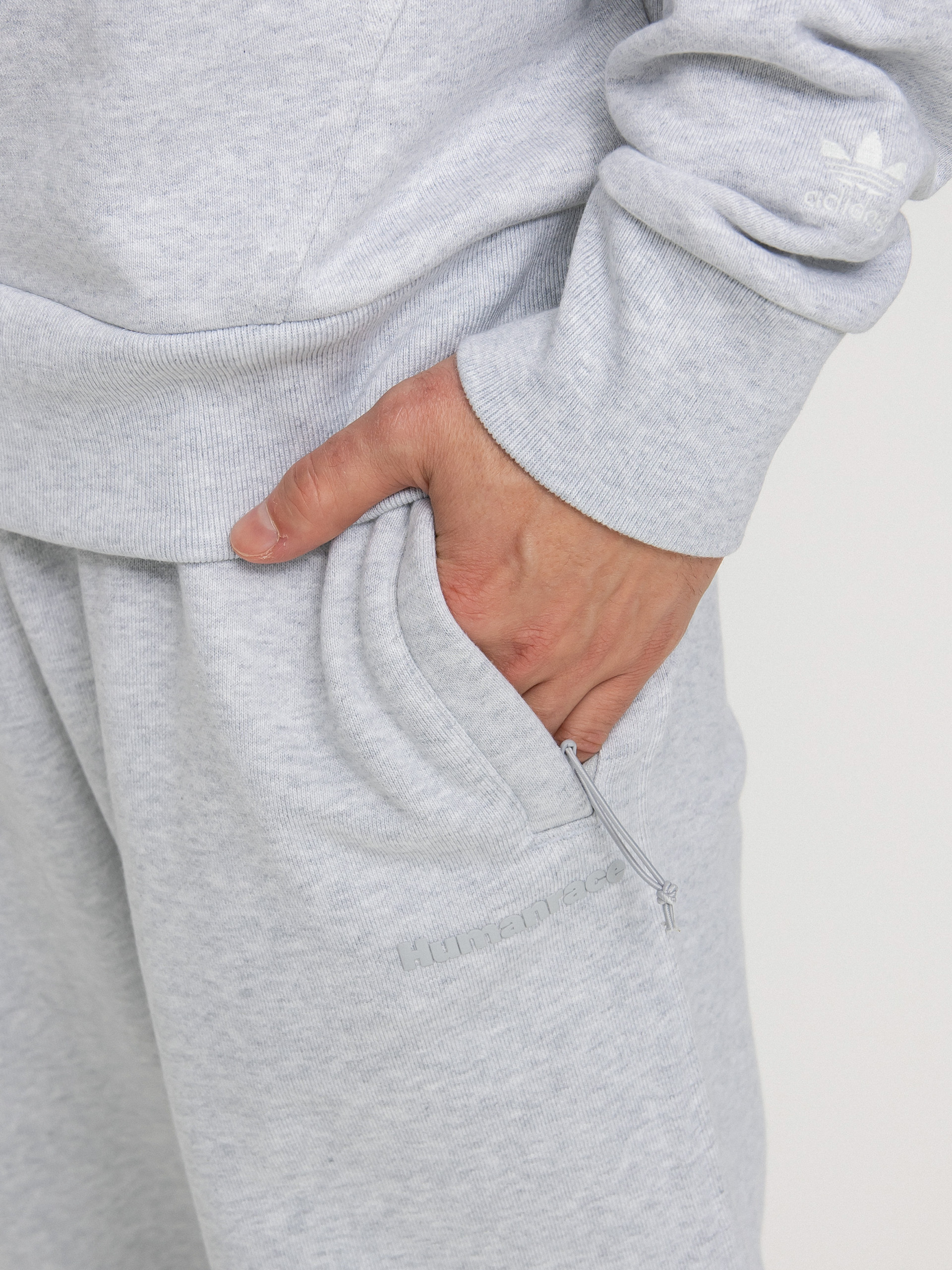 Spodnie adidas Originals Pharrell Williams Basics (lgreyh/lgsogr)