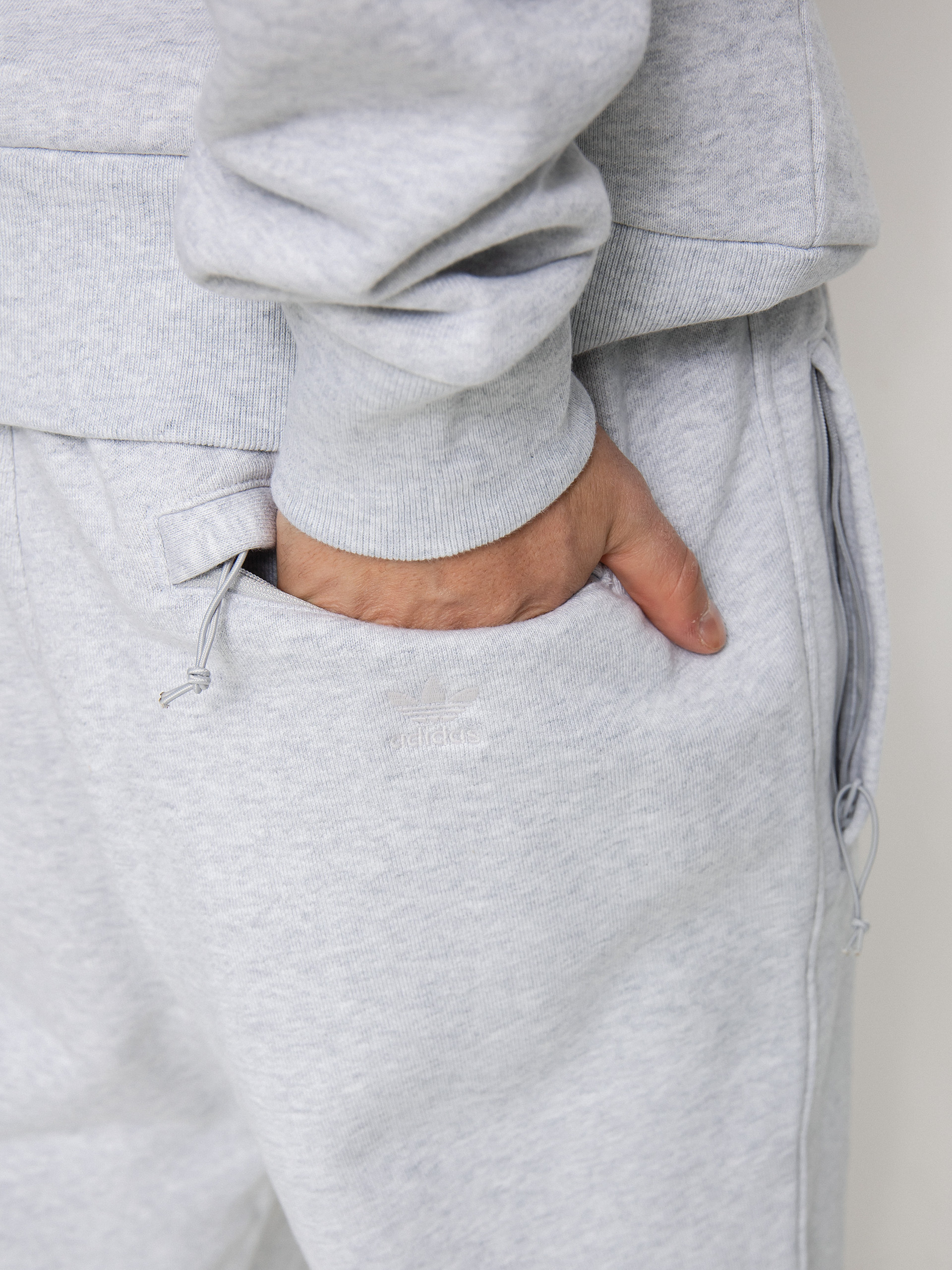 Spodnie adidas Originals Pharrell Williams Basics (lgreyh/lgsogr)