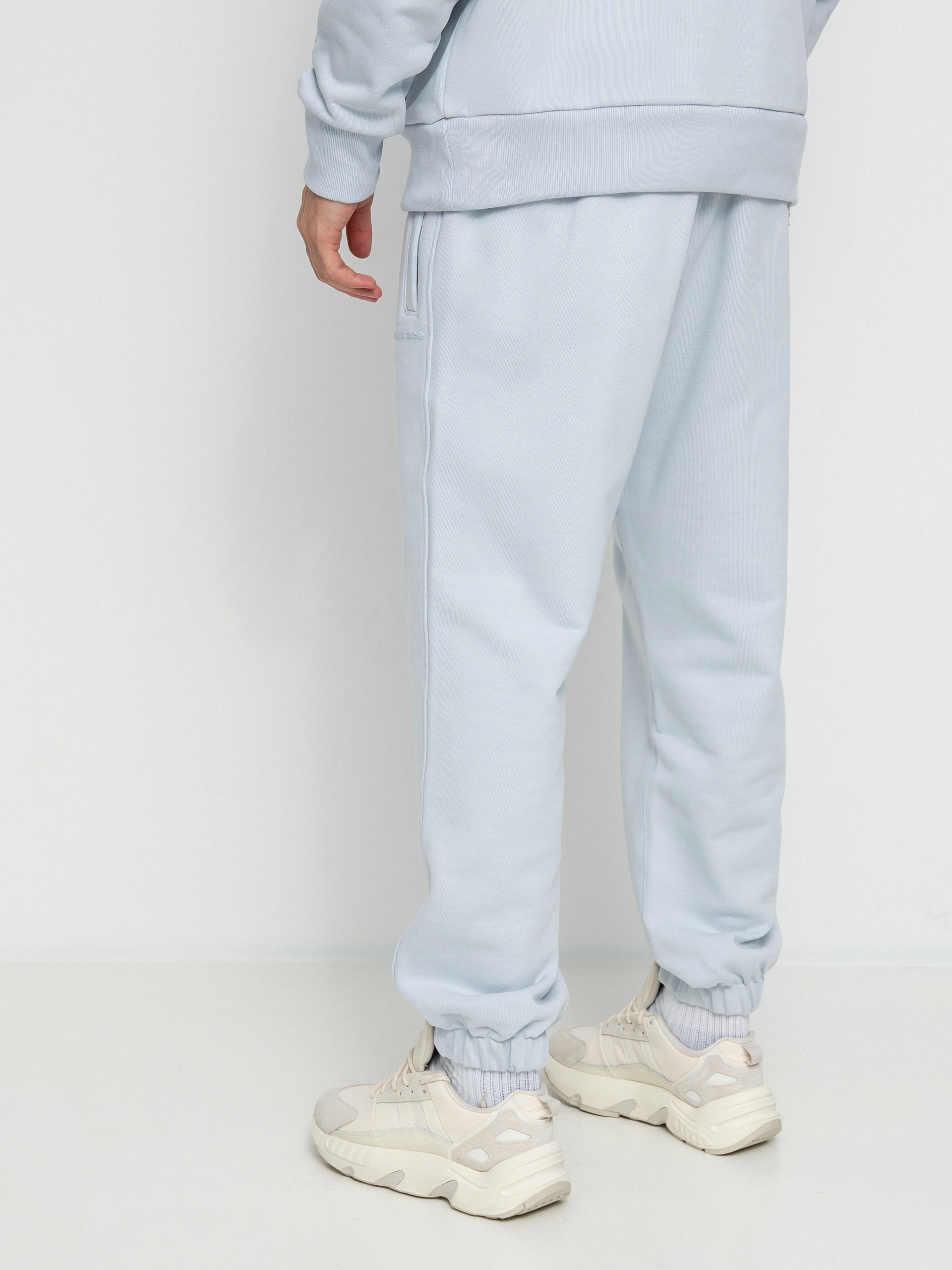 Spodnie adidas Originals Pharrell Williams Basics (halblu)