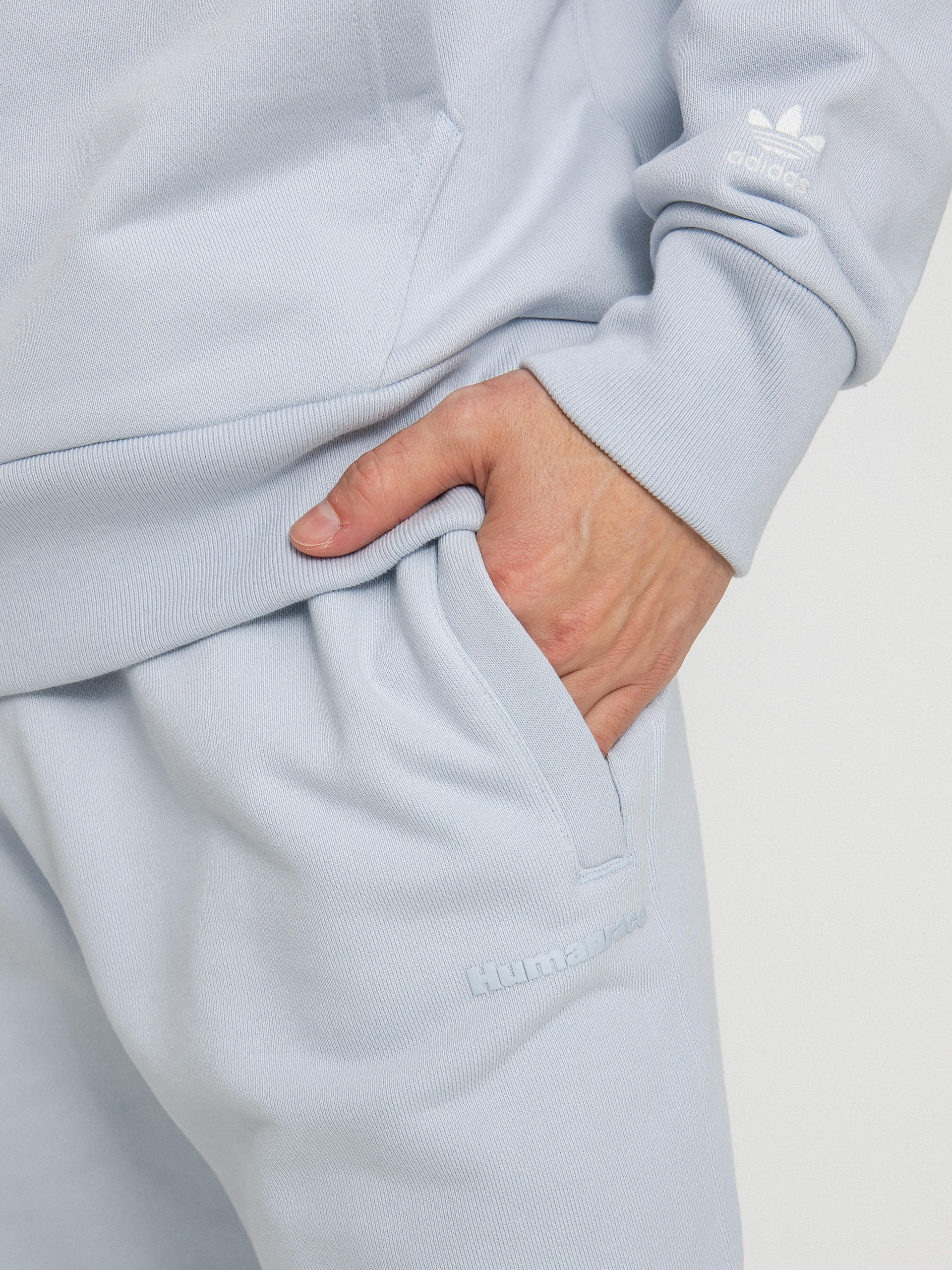 Spodnie adidas Originals Pharrell Williams Basics (halblu)