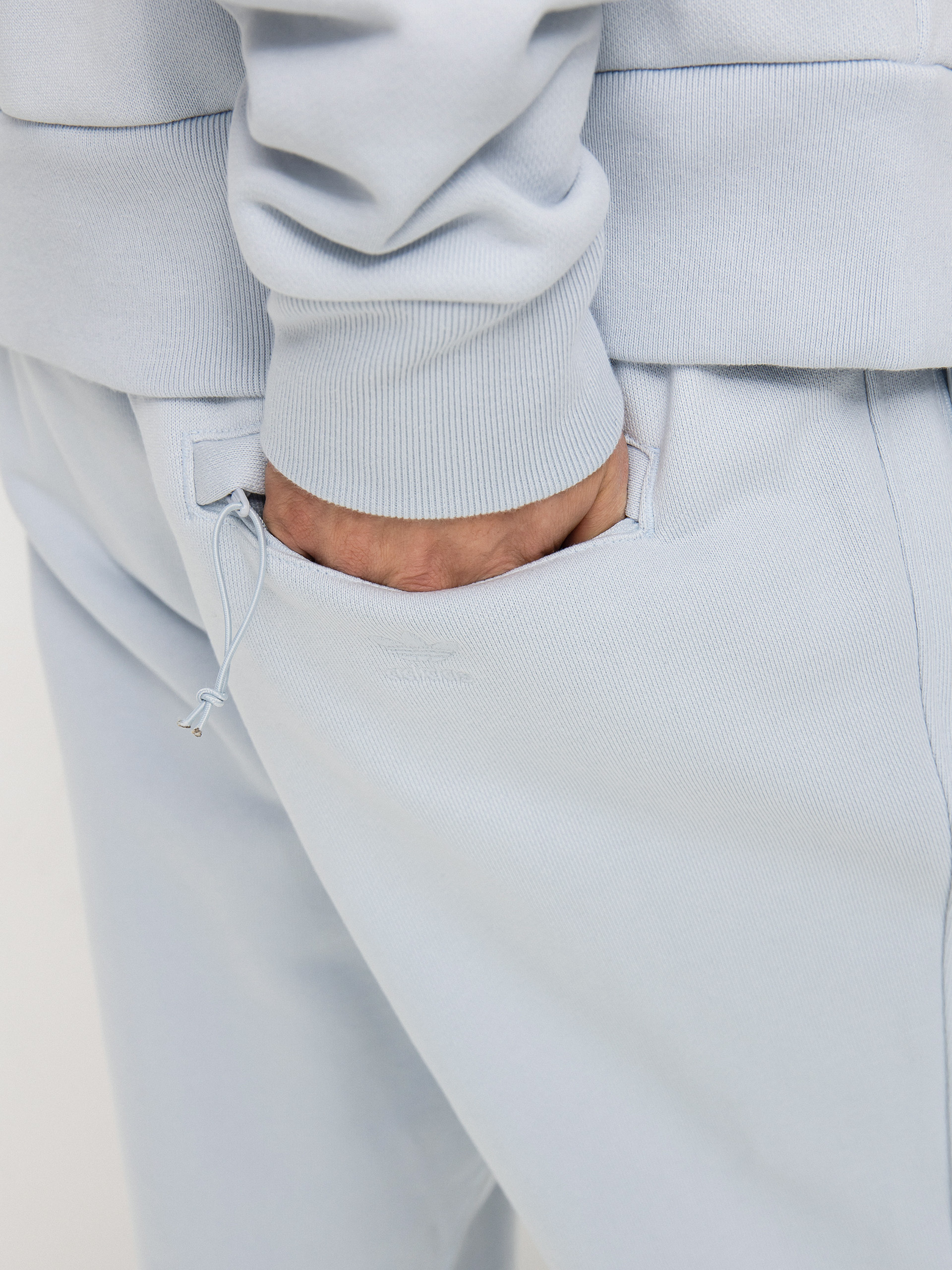 Spodnie adidas Originals Pharrell Williams Basics (halblu)