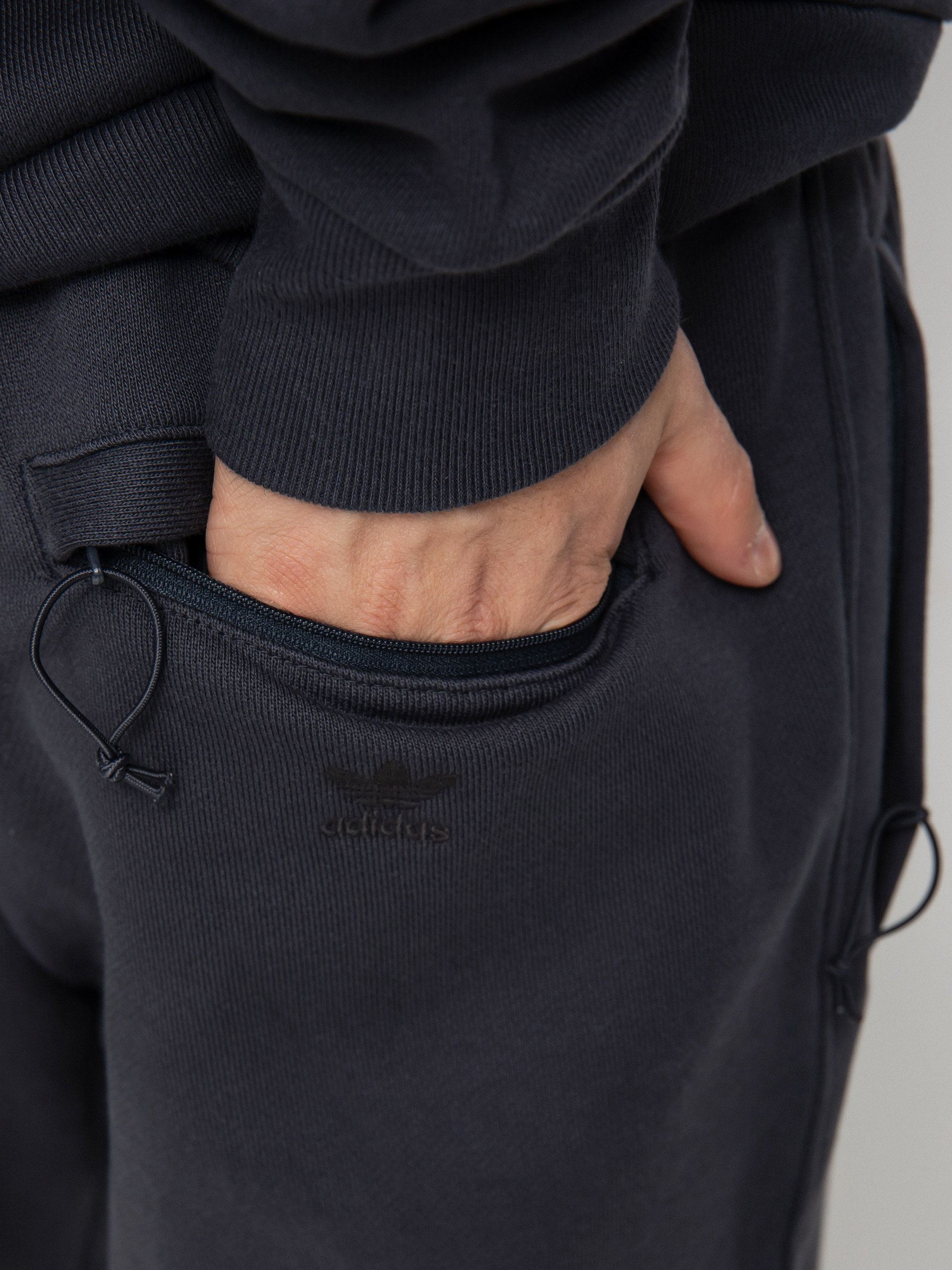 Spodnie adidas Originals Pharrell Williams Basics (ntgrey)