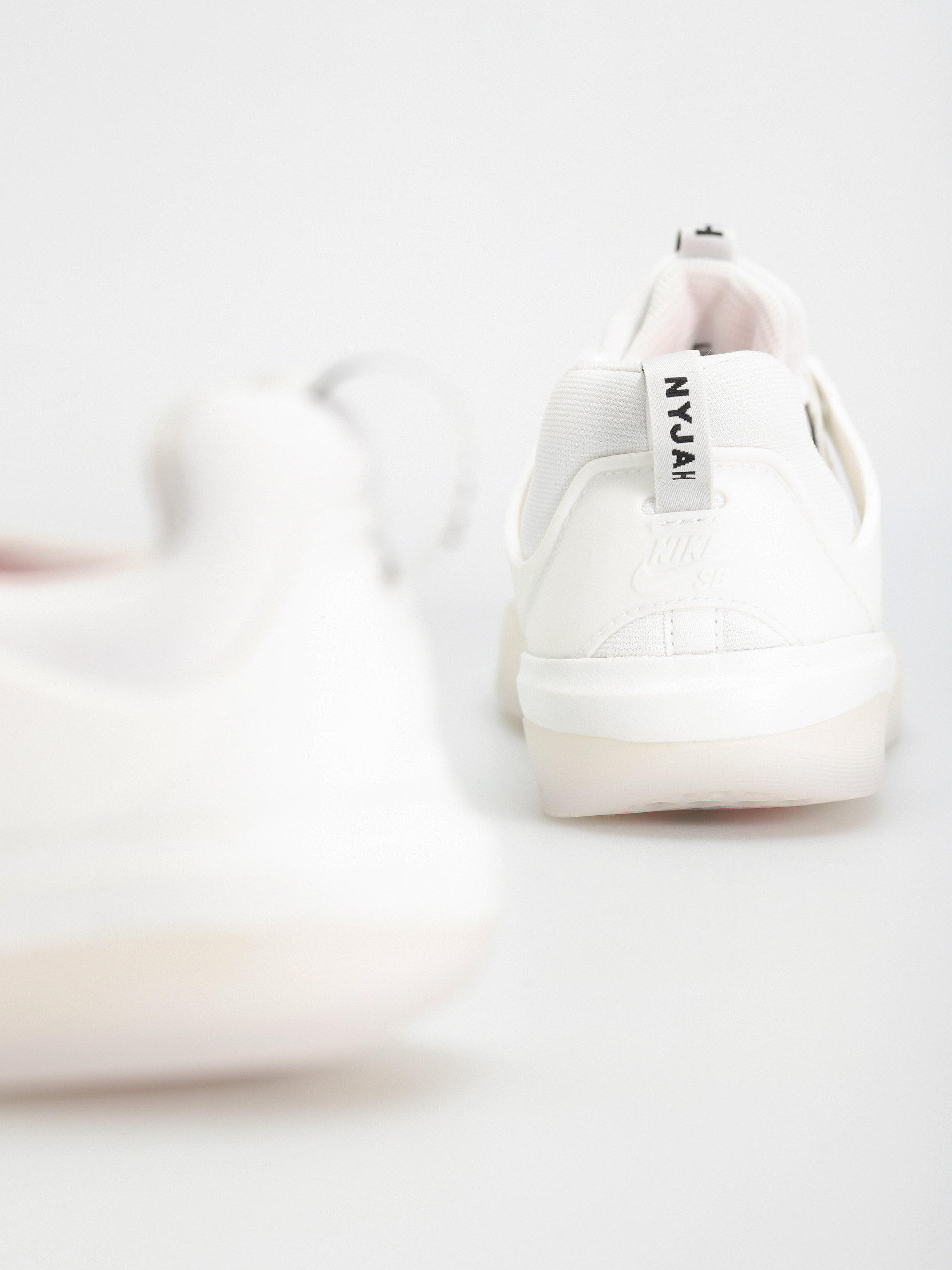 Buty Nike SB Zoom Nyjah 3 (white/black summit white hyper pink)