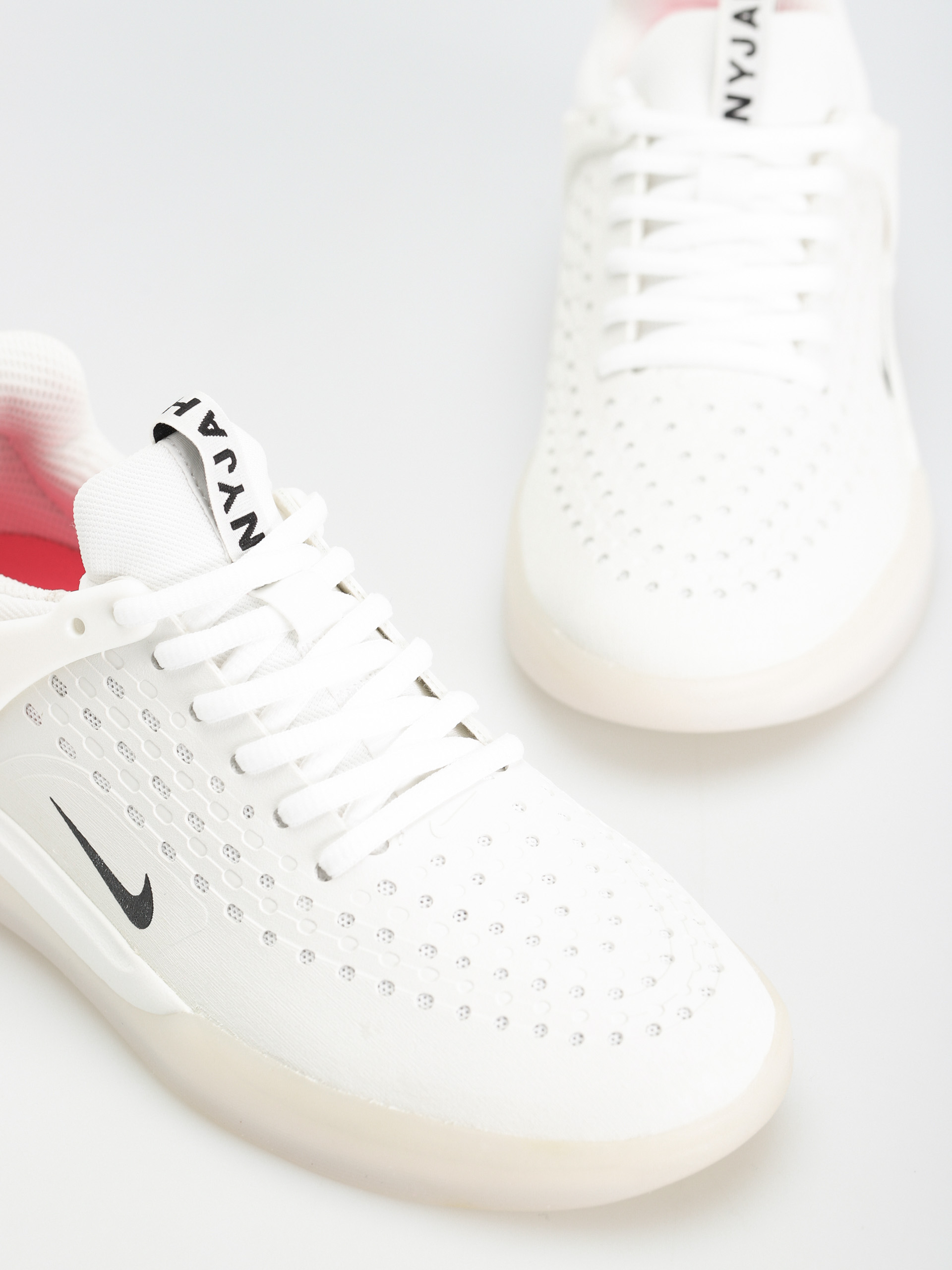 Buty Nike SB Zoom Nyjah 3 (white/black summit white hyper pink)