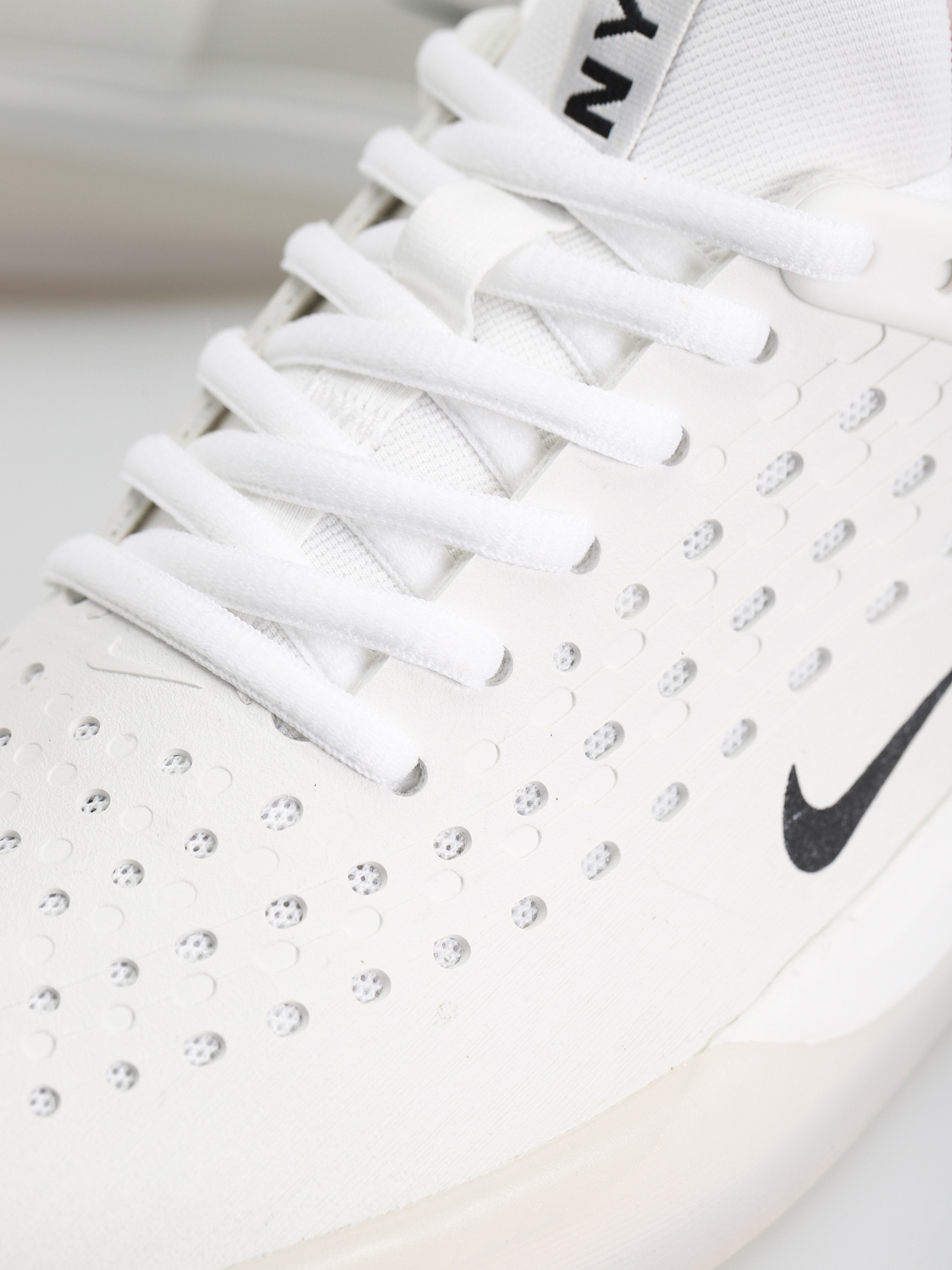 Buty Nike SB Zoom Nyjah 3 (white/black summit white hyper pink)