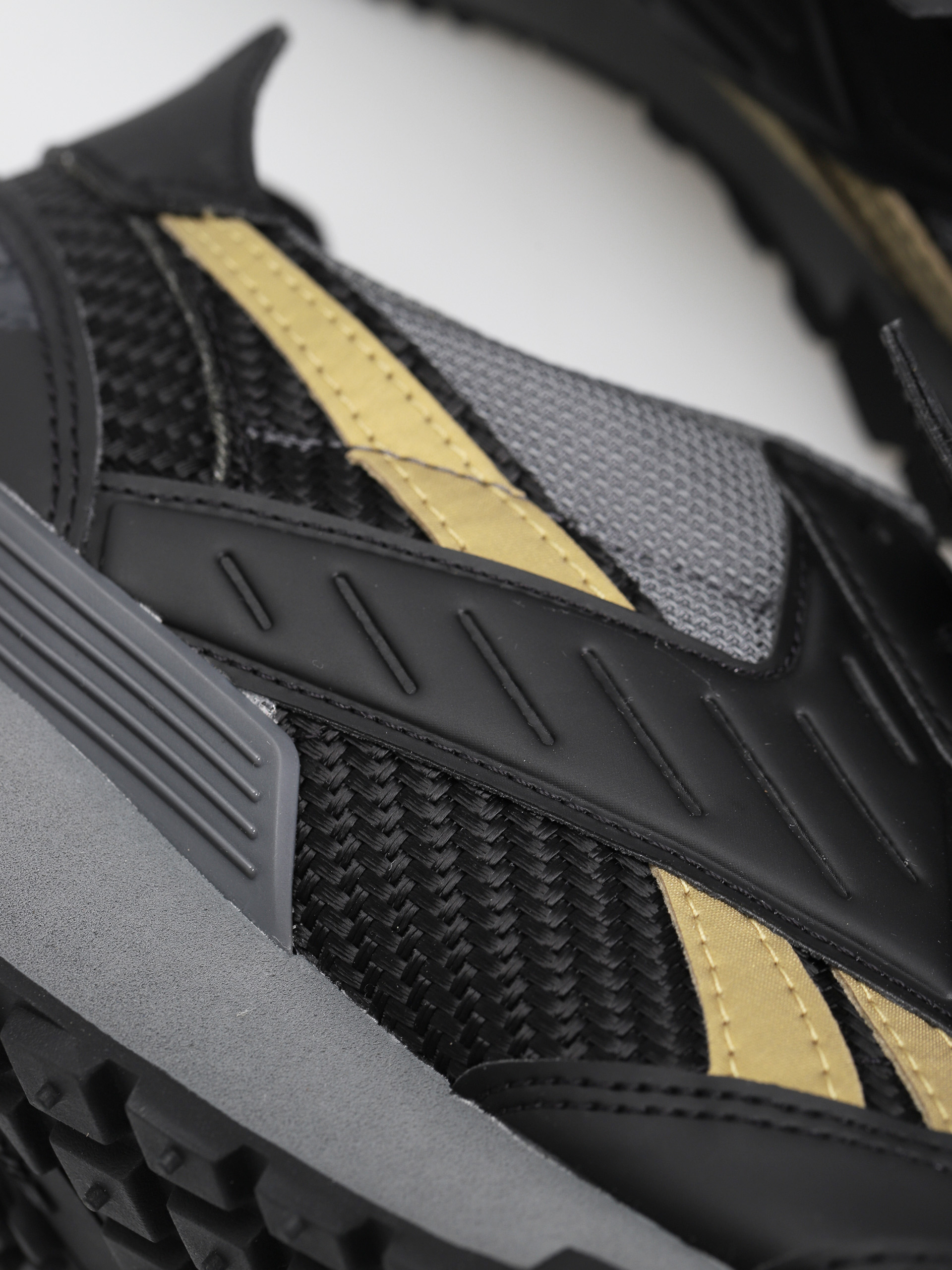 Buty Reebok Lx 2200 (cblack/alloy/magold)