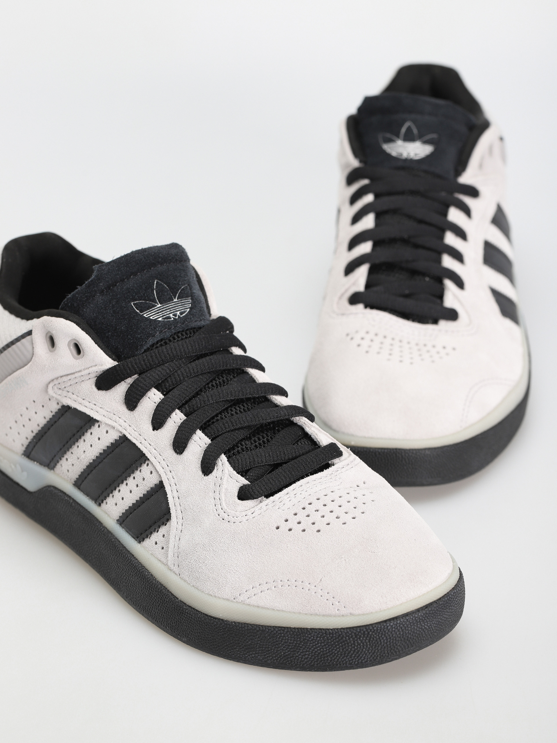 Buty adidas Tyshawn (gretwo/cblack/silvmt)