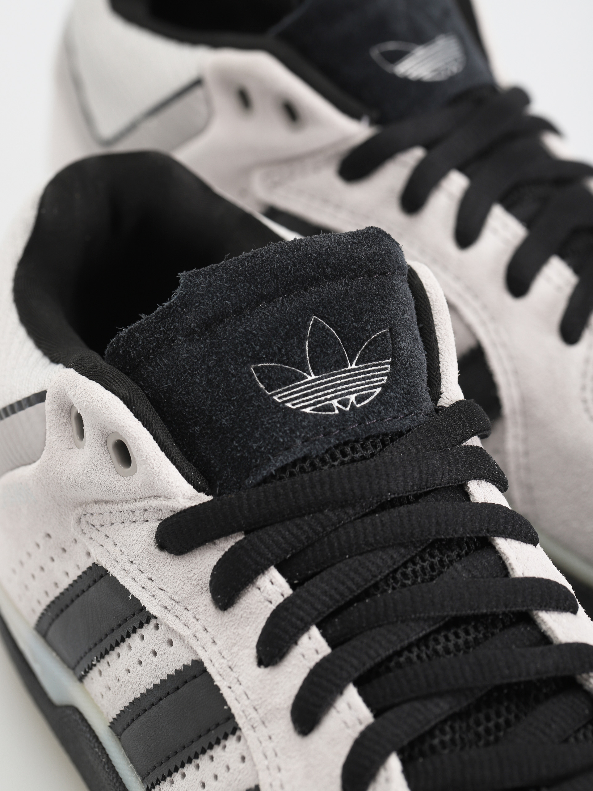 Buty adidas Tyshawn (gretwo/cblack/silvmt)