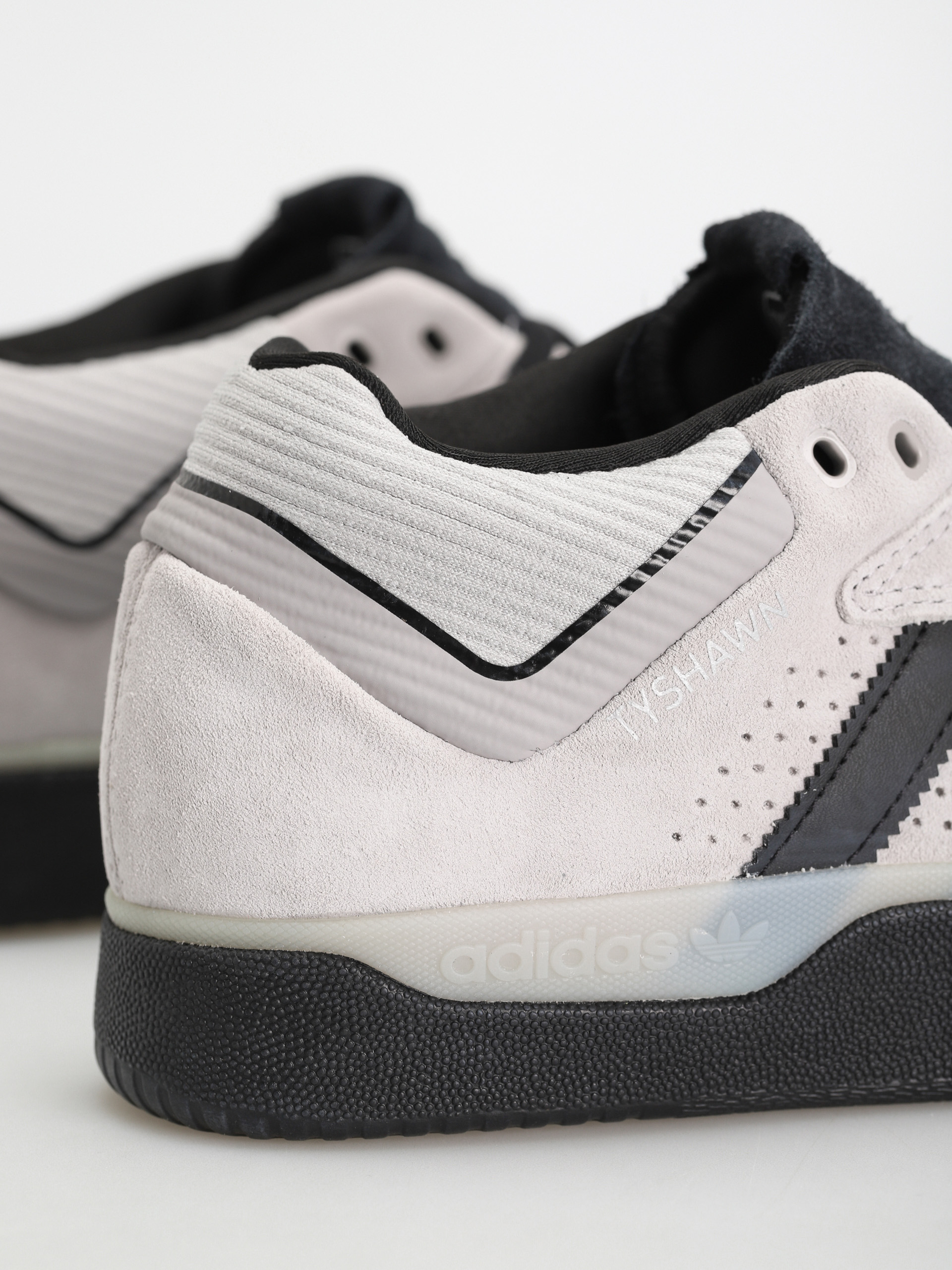 Buty adidas Tyshawn (gretwo/cblack/silvmt)