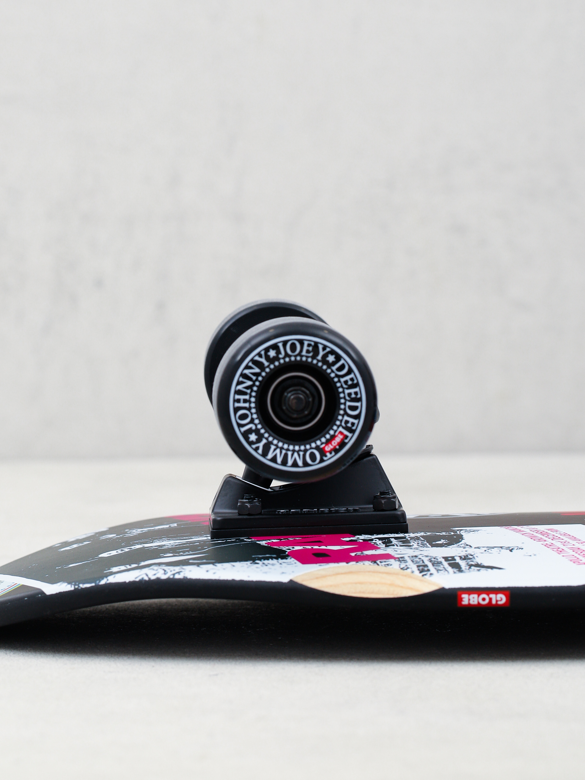 Deskorolka cruiser Globe Aperture (ramones/hey ho)