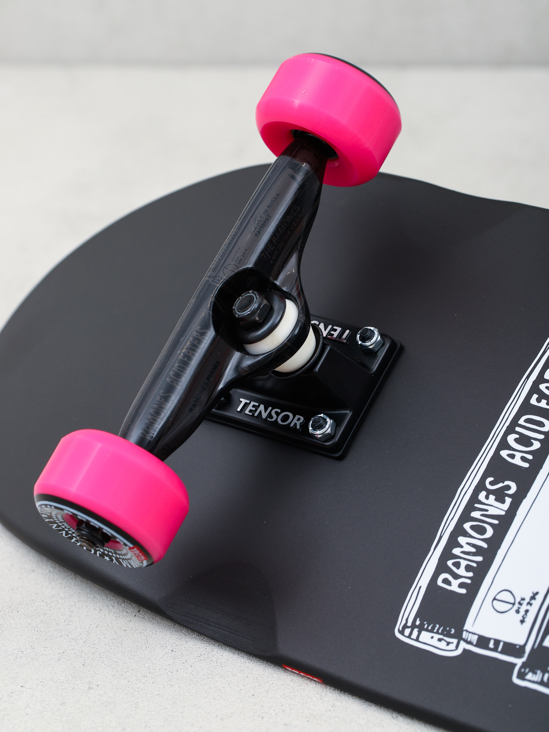 Deskorolka cruiser Globe Shooter (ramones/hey ho)