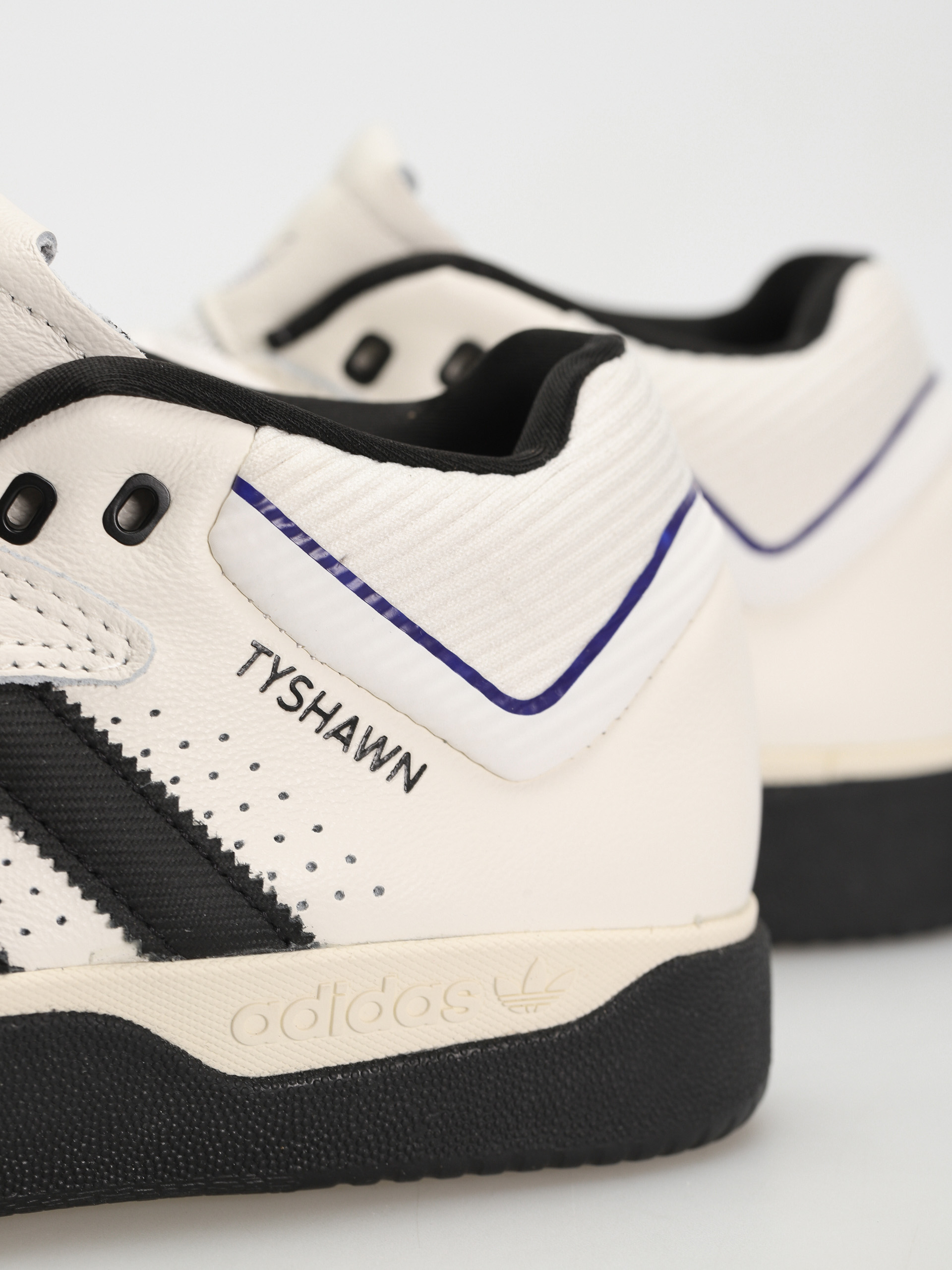Buty adidas Tyshawn (clowhi/cblack/cpurpl)