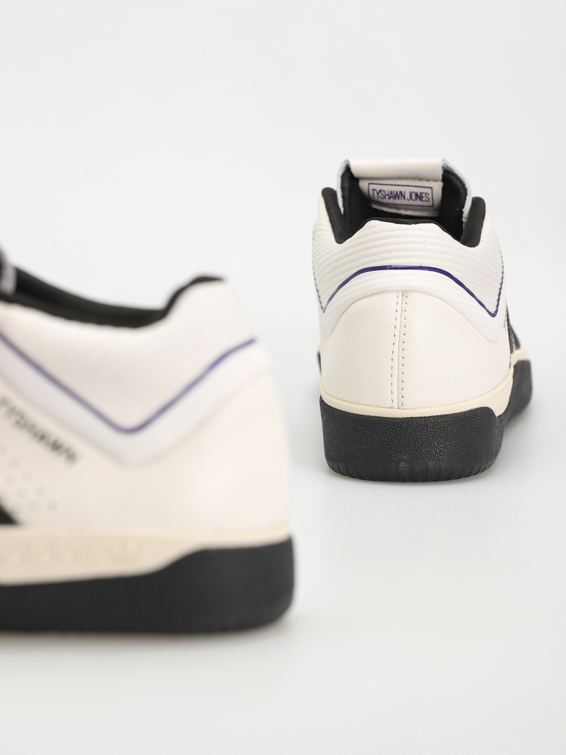 Buty adidas Tyshawn (clowhi/cblack/cpurpl)