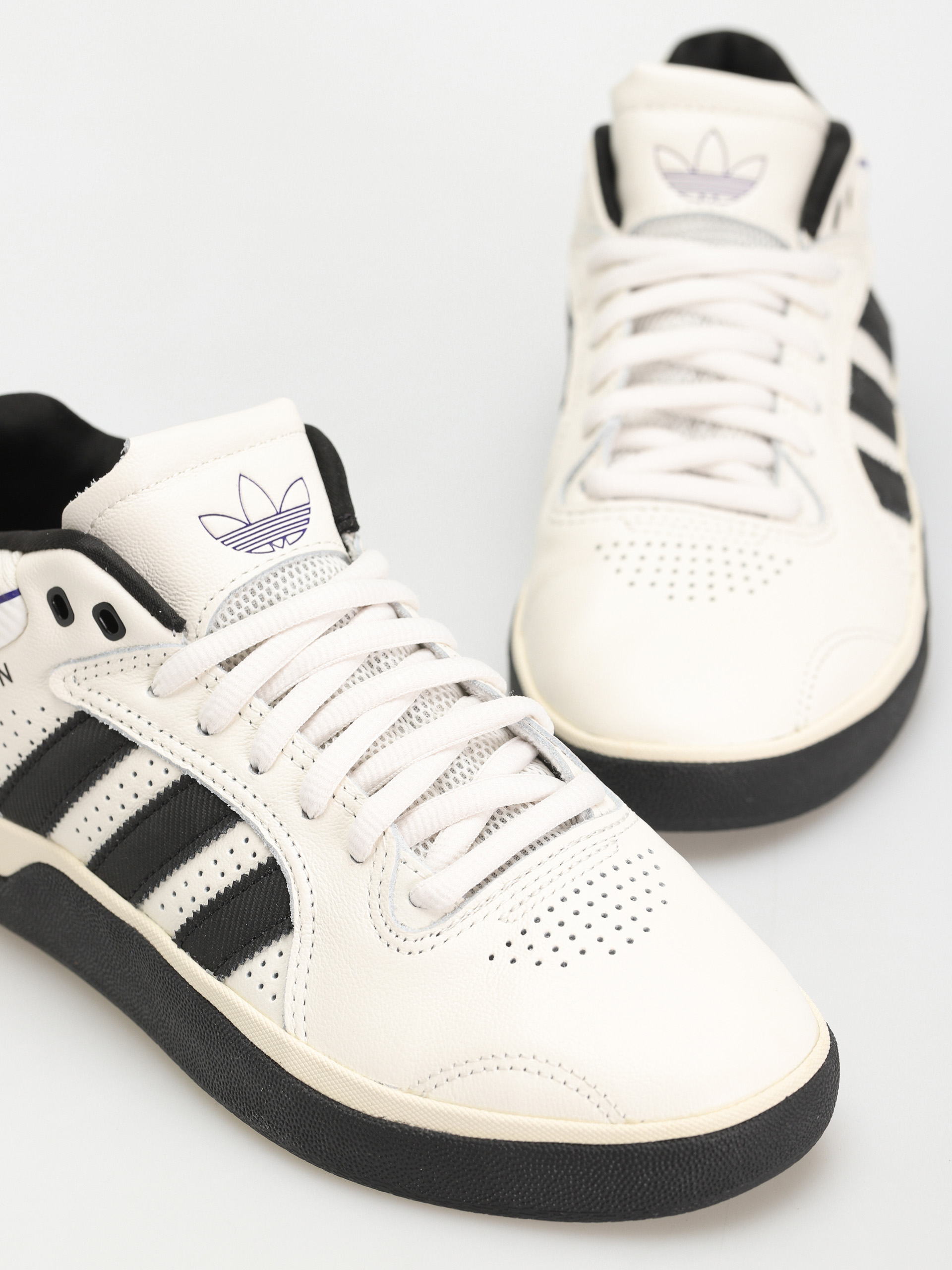 Buty adidas Tyshawn (clowhi/cblack/cpurpl)