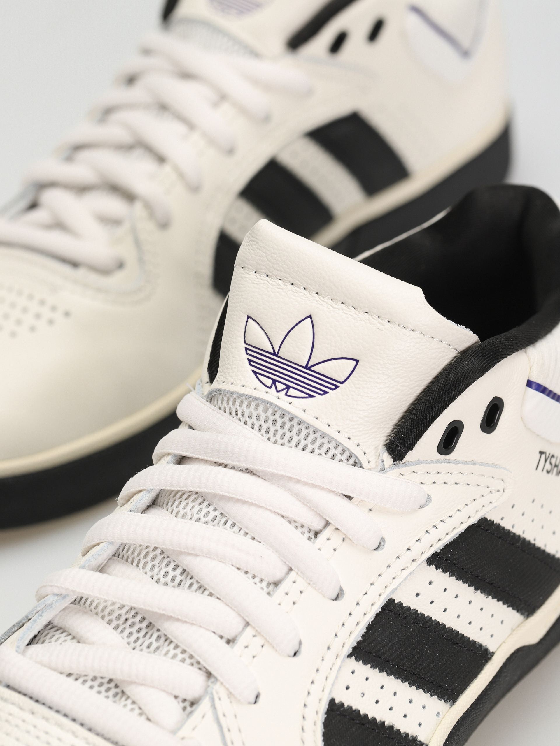 Buty adidas Tyshawn (clowhi/cblack/cpurpl)