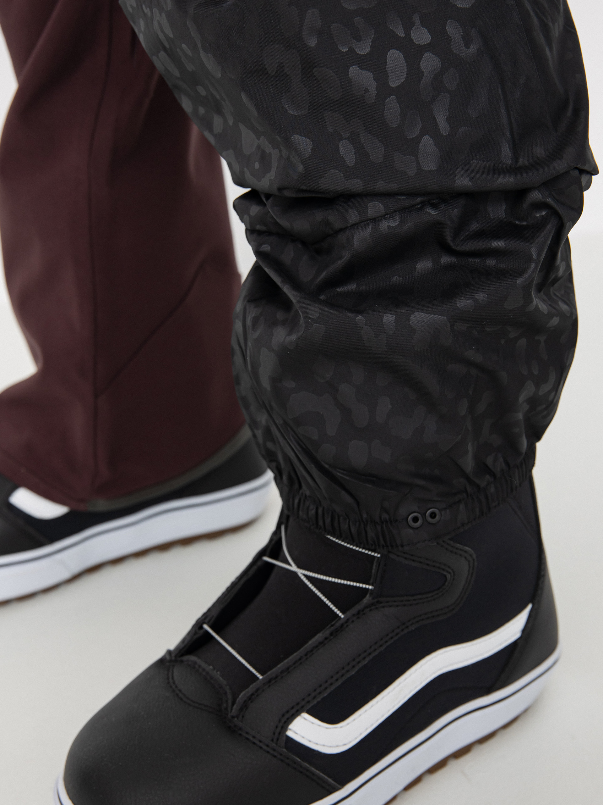 Damskie Spodnie snowboardowe Volcom Swift Bib Overall (black plum)