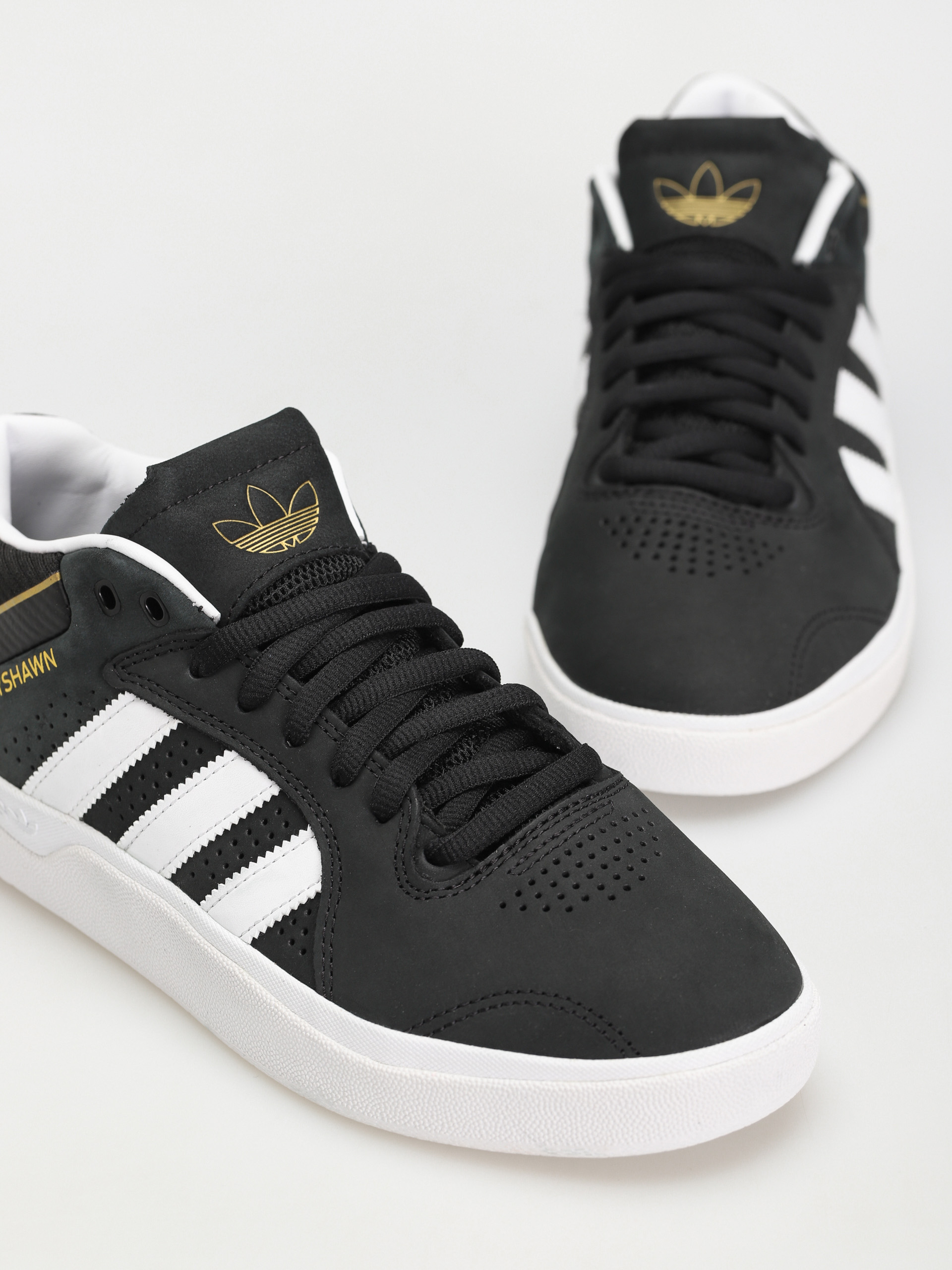 Buty adidas Tyshawn (cblack/ftwwht/goldmt)