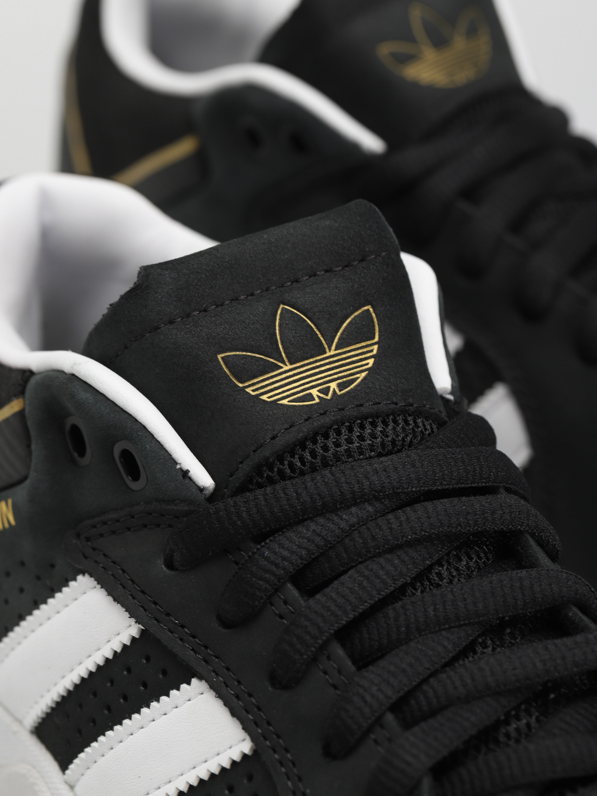 Buty adidas Tyshawn (cblack/ftwwht/goldmt)