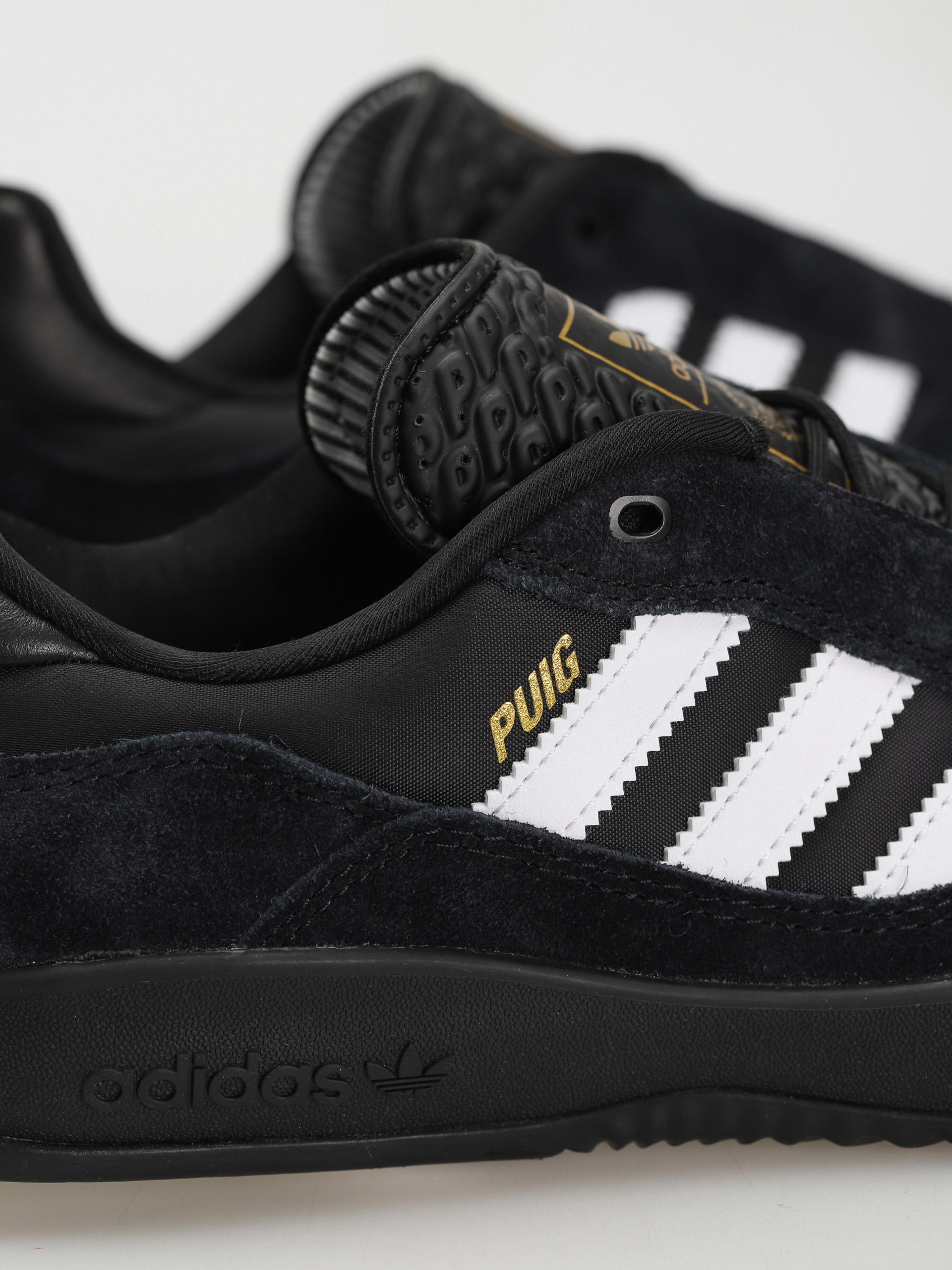 Buty adidas Puig (cblack/ftwwht/goldmt)