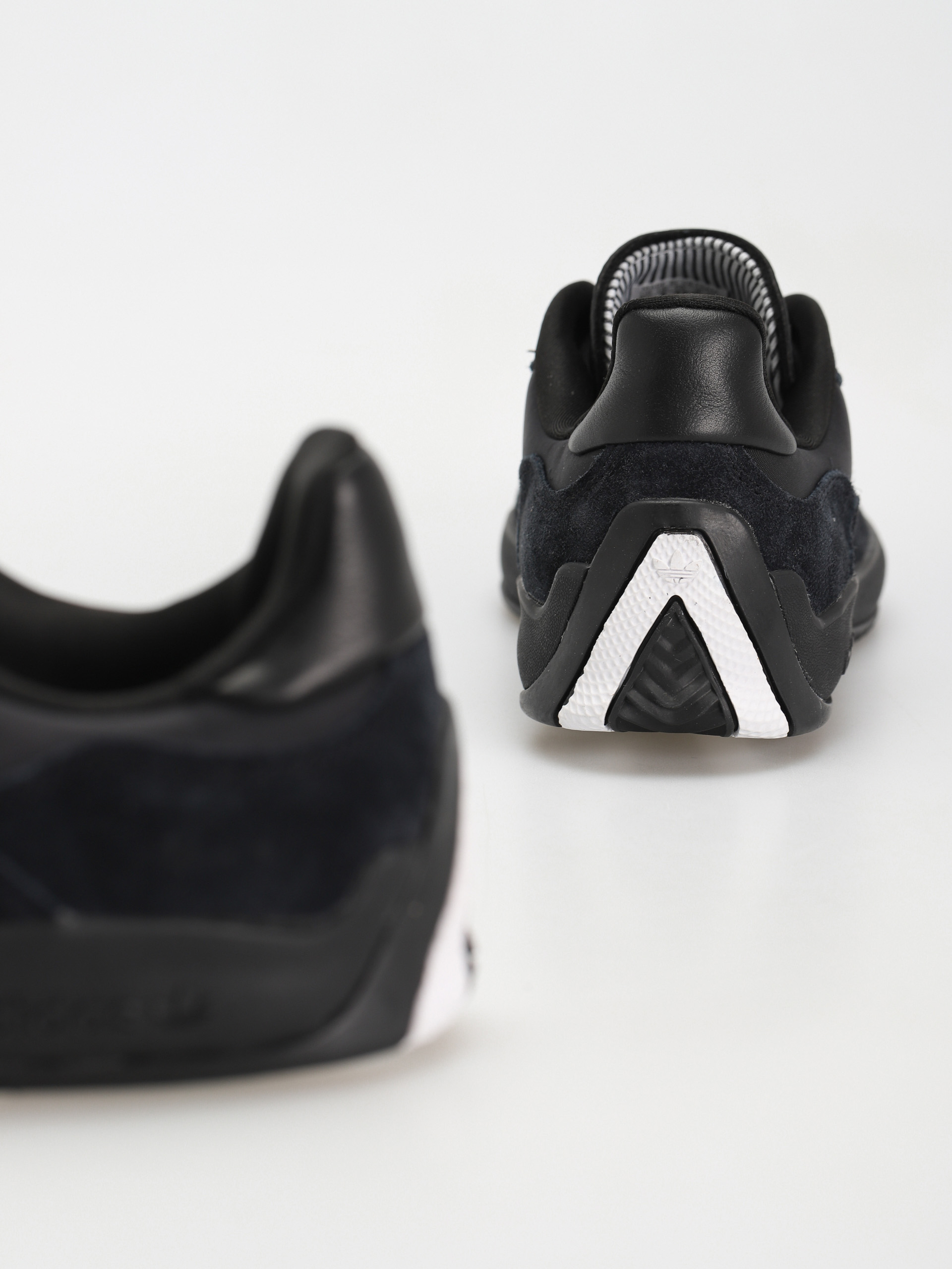 Buty adidas Puig (cblack/ftwwht/goldmt)