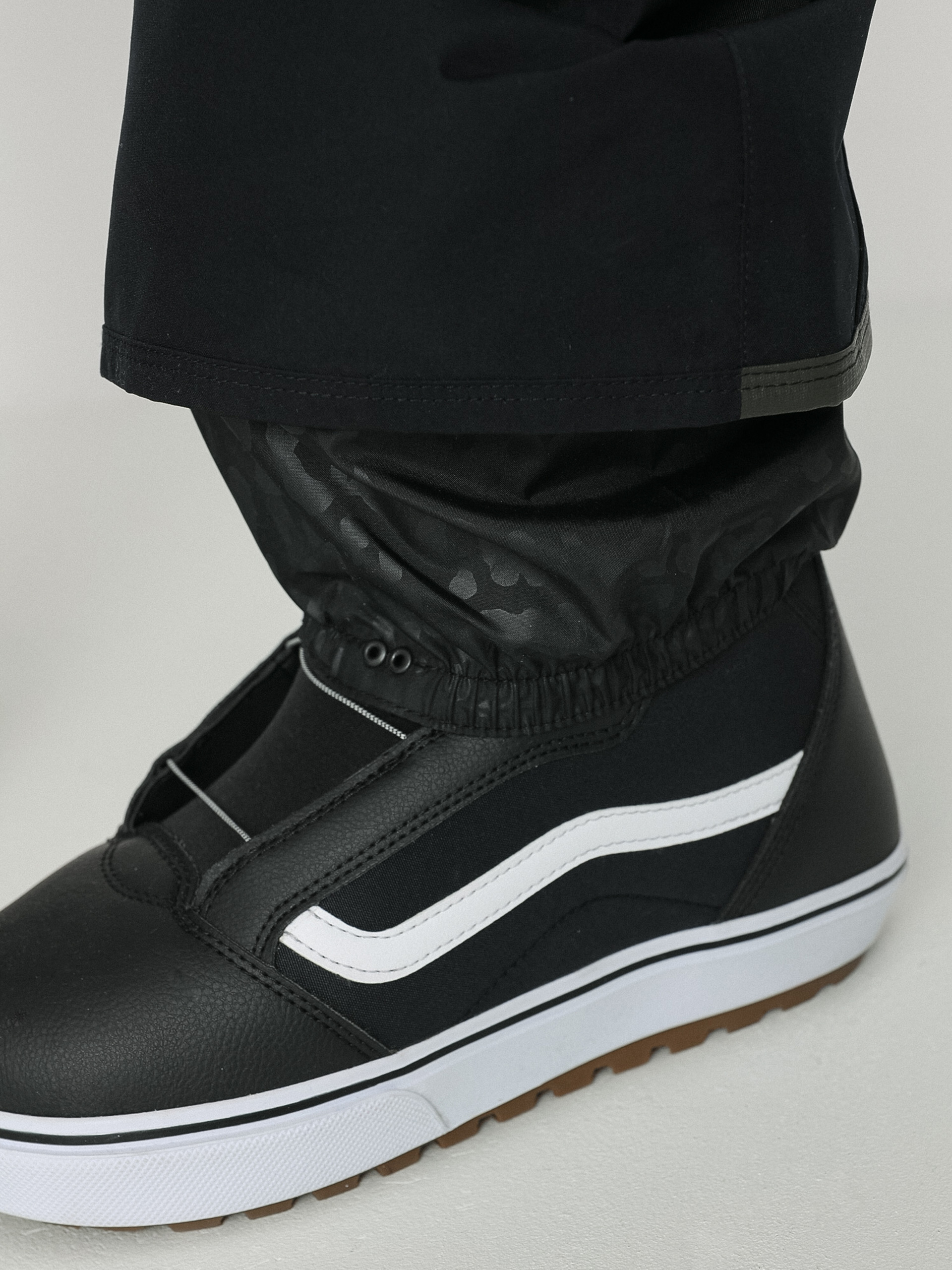Damskie Spodnie snowboardowe Volcom Aston Gore Tex (black)