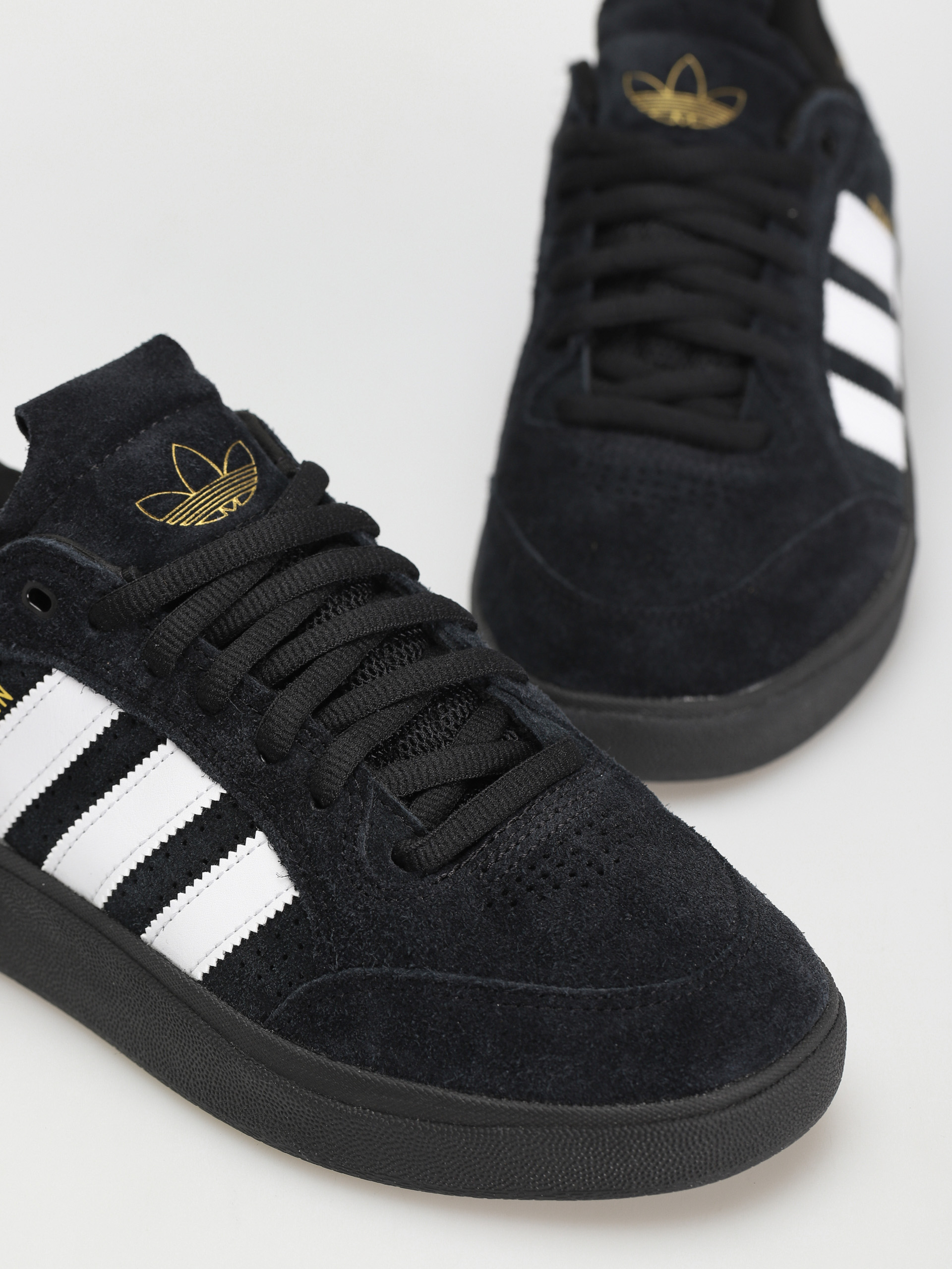 Buty adidas Tyshawn Low (cblack/ftwwht/goldmt1)