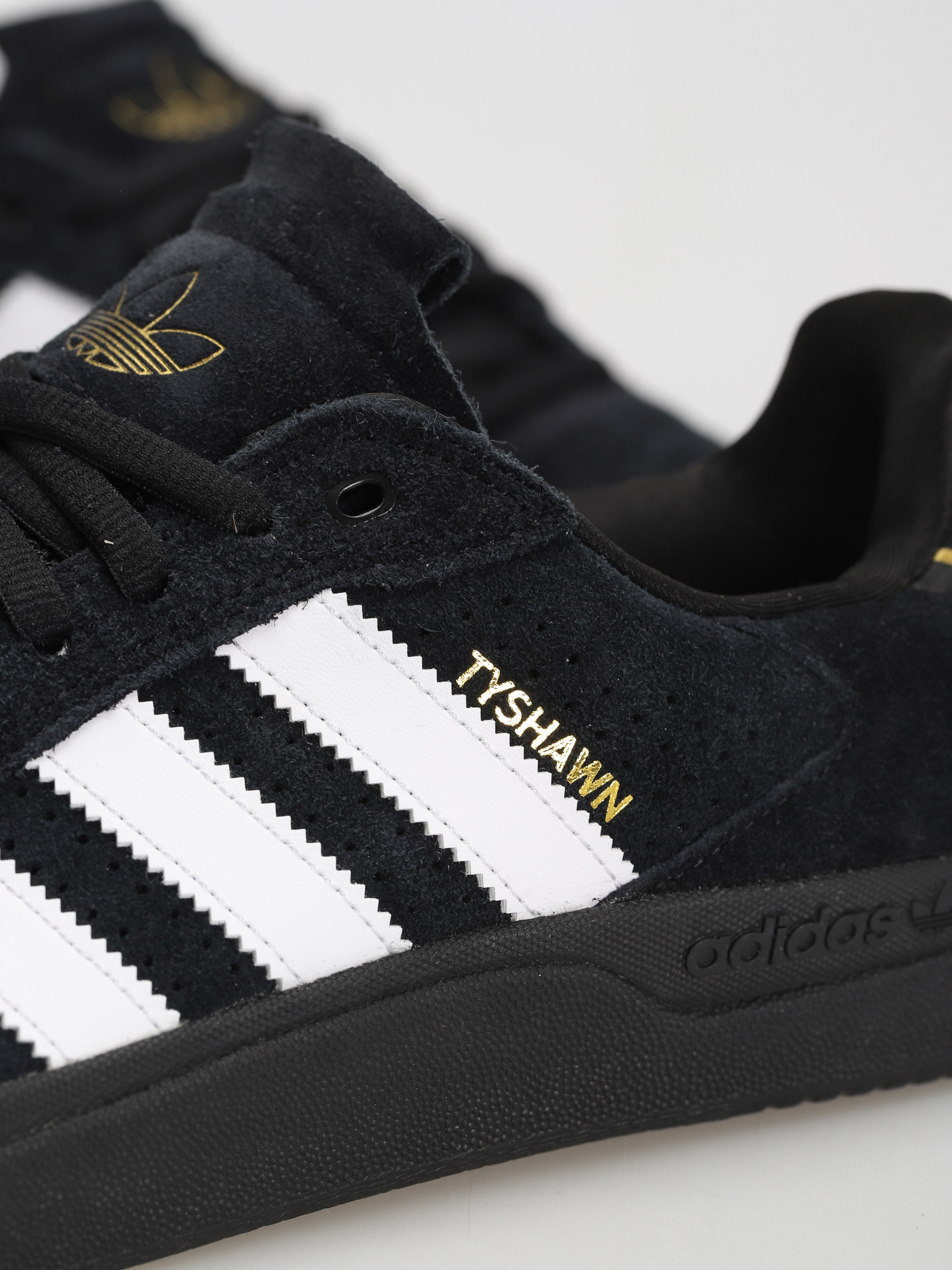 Buty adidas Tyshawn Low (cblack/ftwwht/goldmt1)