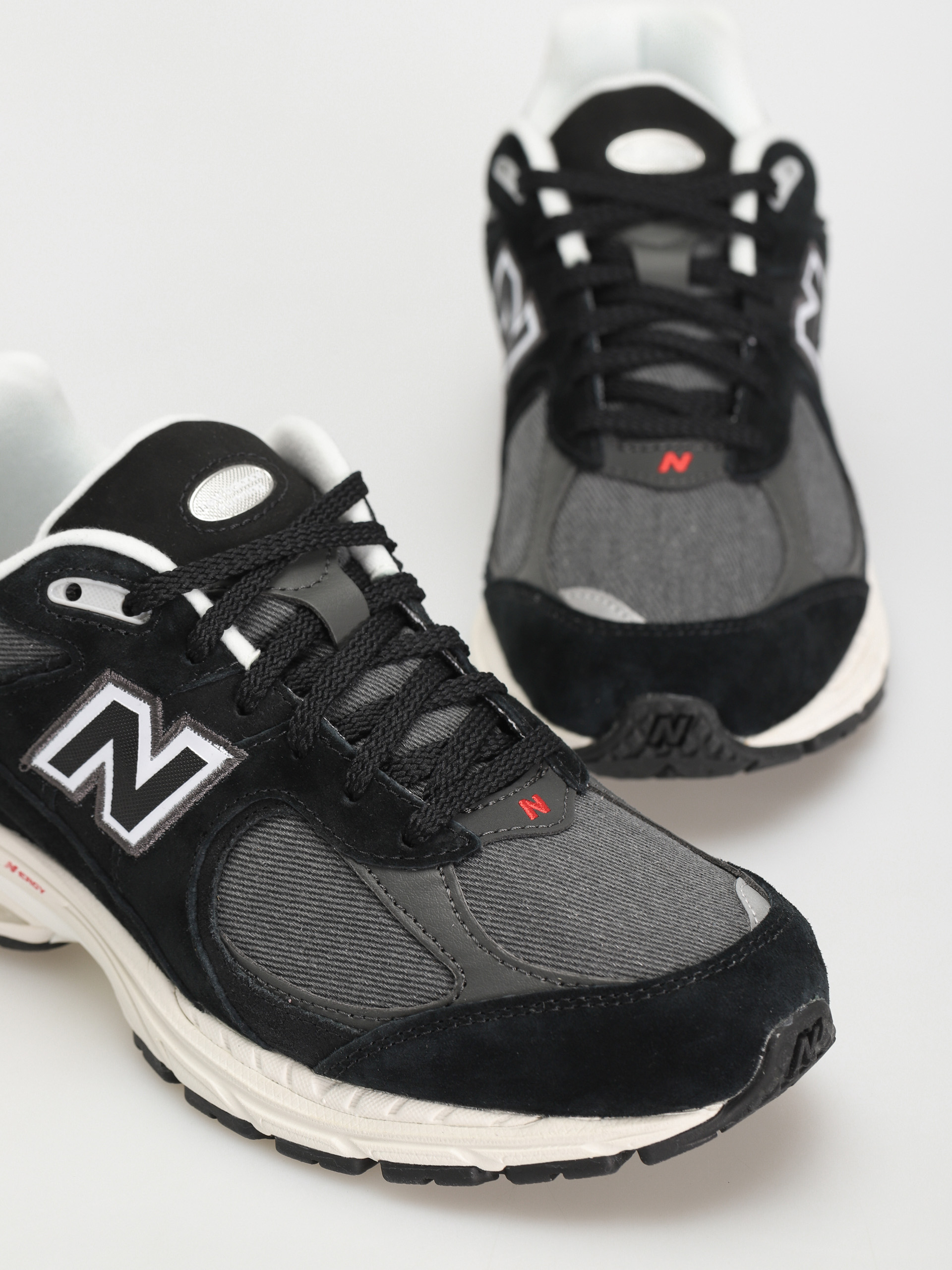 Buty New Balance 2002R (black)