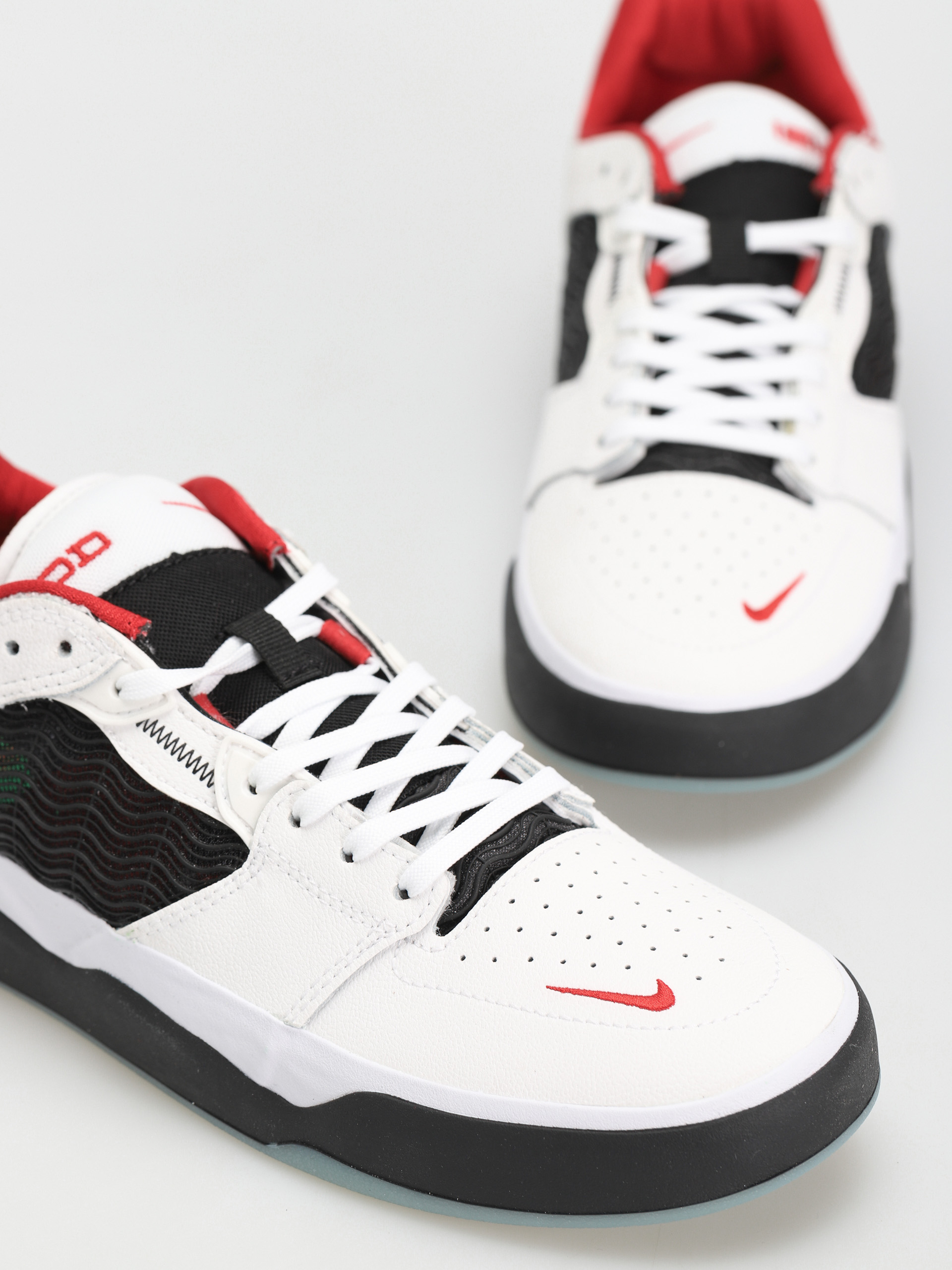 Buty Nike SB Ishod Wair Premium (white/black university red black)