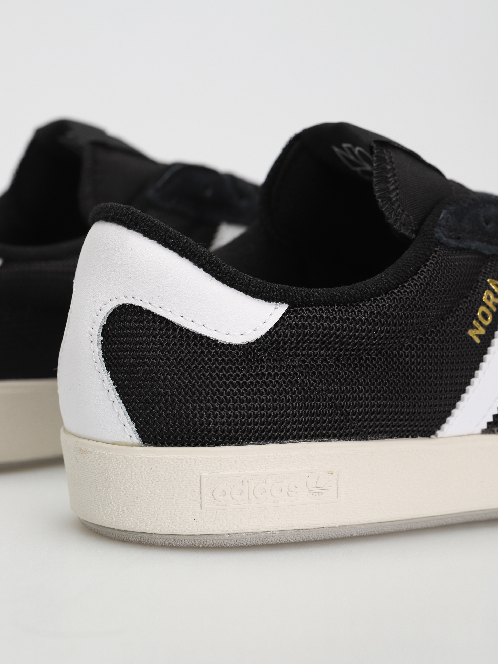 Buty adidas Nora (cblack/ftwwht/gretwo)