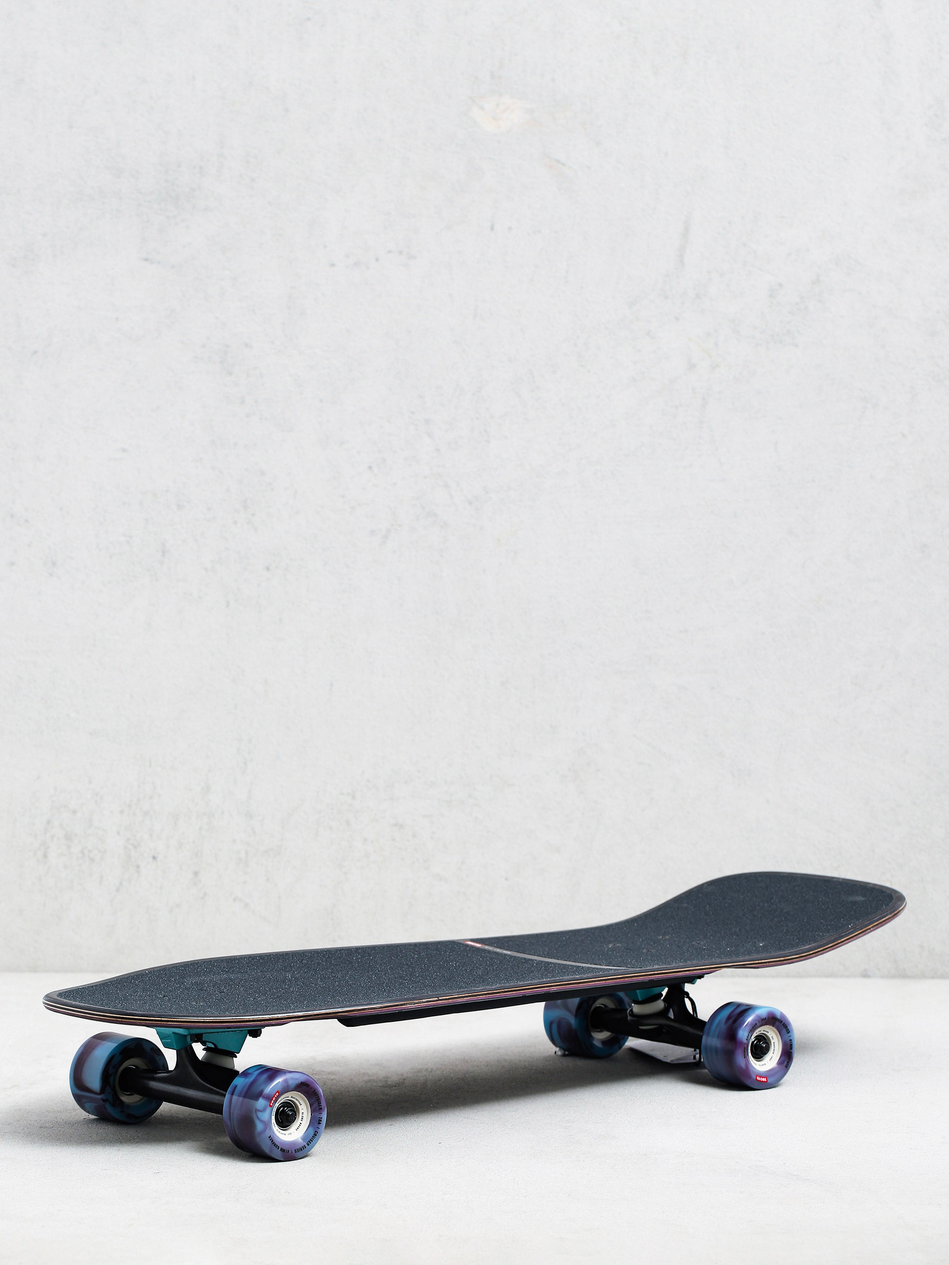 Deskorolka cruiser Globe Phantom (black maple/skull stack)