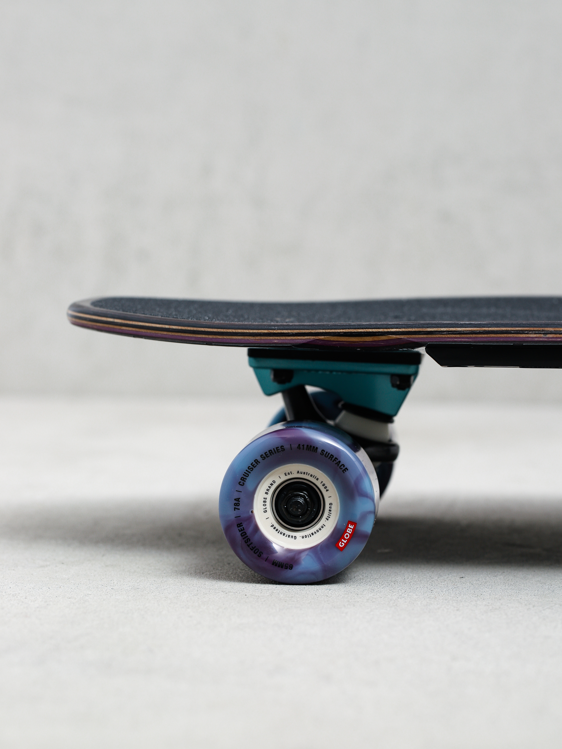 Deskorolka cruiser Globe Phantom (black maple/skull stack)