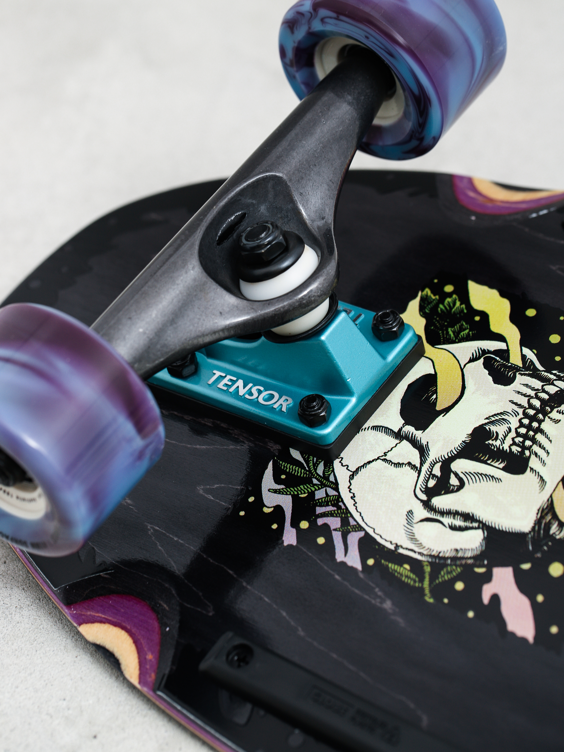 Deskorolka cruiser Globe Phantom (black maple/skull stack)