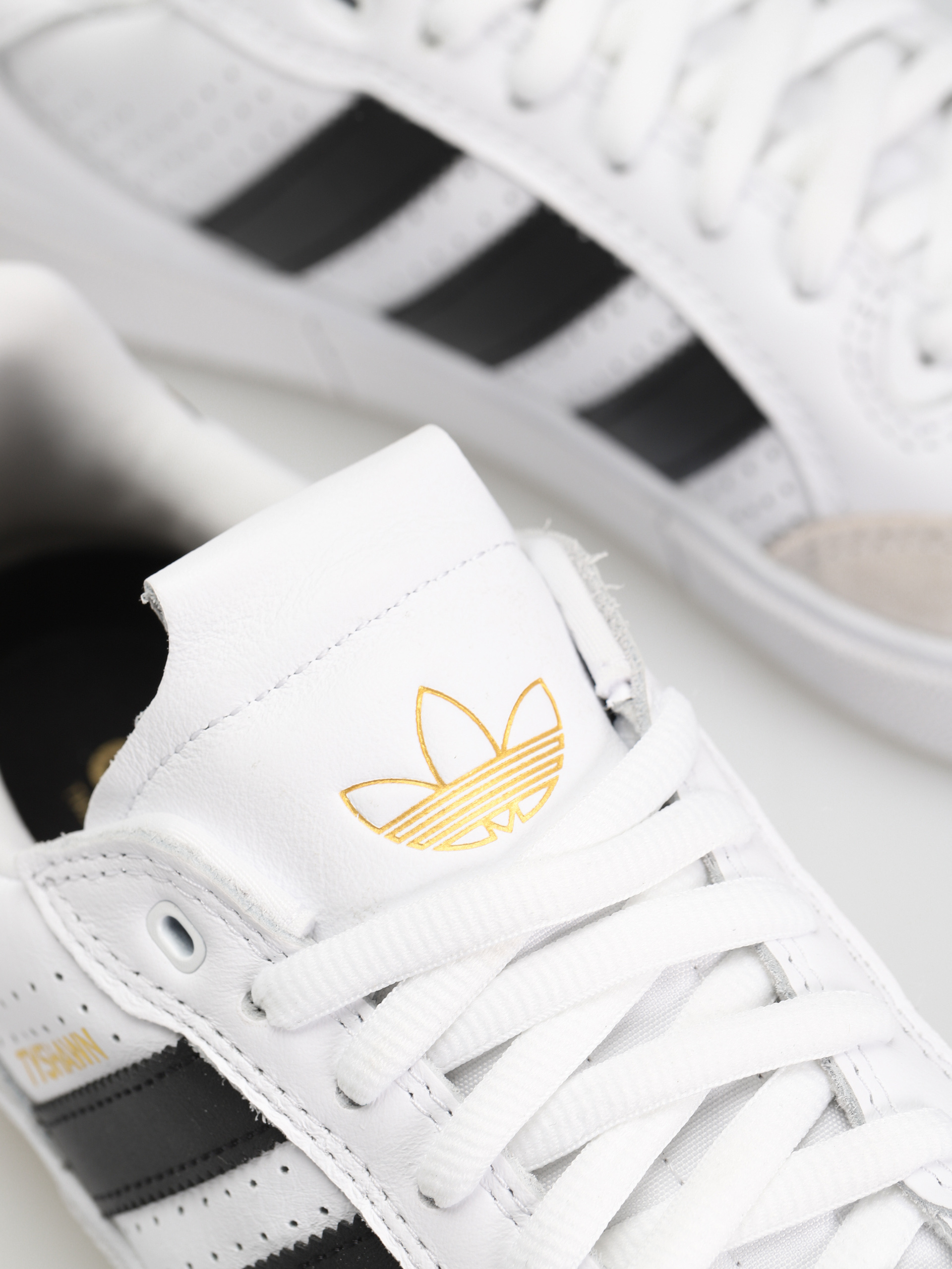 Buty adidas Tyshawn Low (ftwwht/cblack/goldmt)