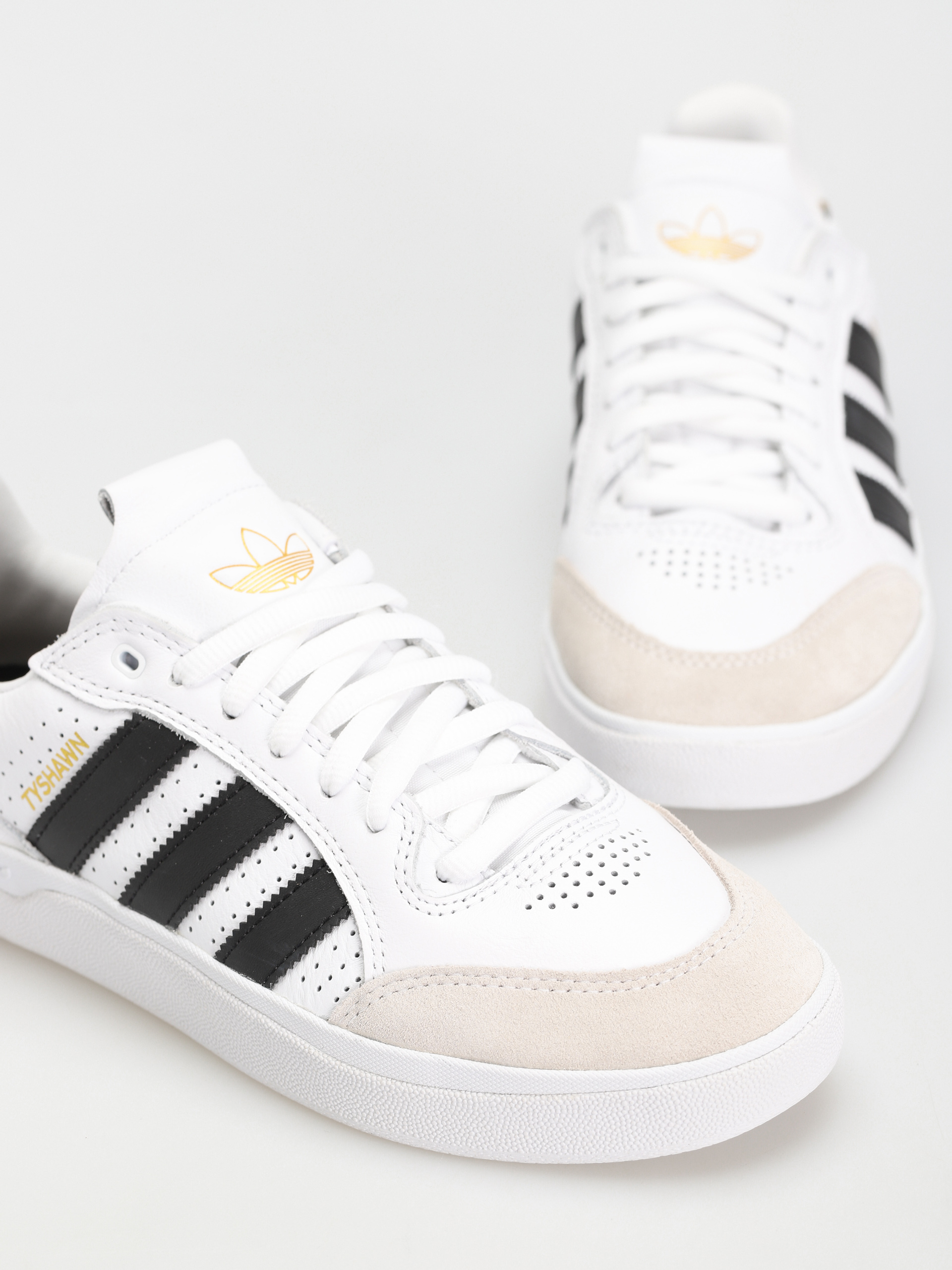 Buty adidas Tyshawn Low (ftwwht/cblack/goldmt)