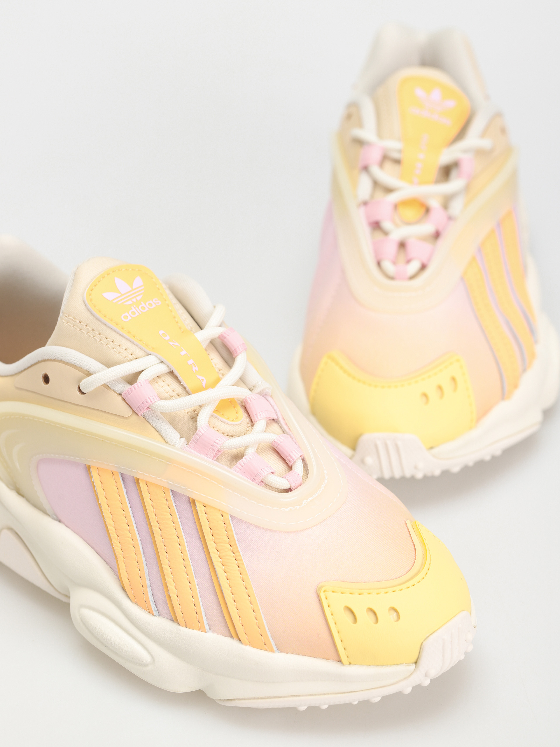 Buty adidas Originals Oztral Wmn (owhite/aciora/sanstr)