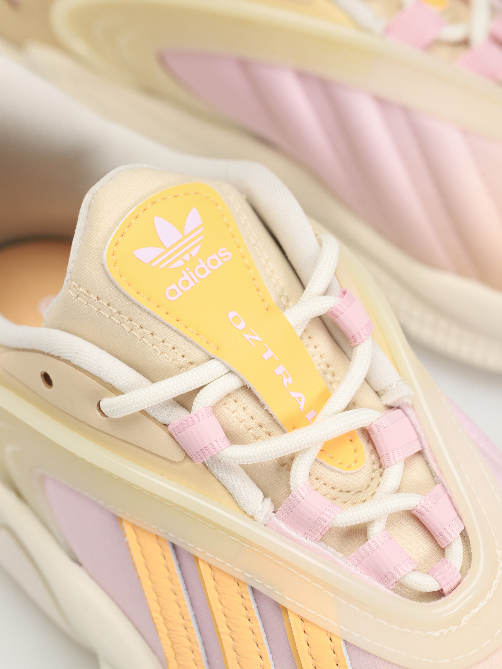 Buty adidas Originals Oztral Wmn (owhite/aciora/sanstr)