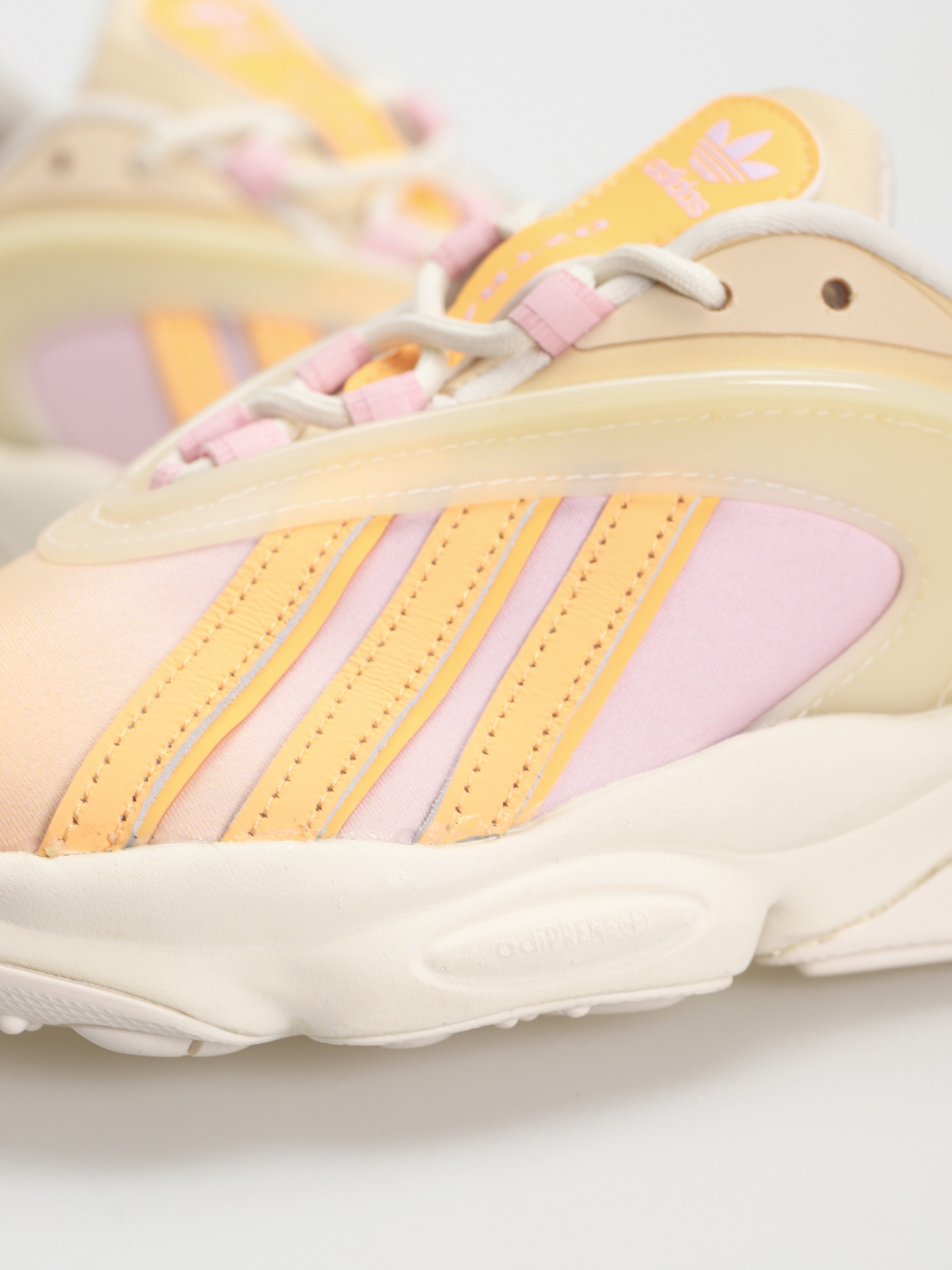 Buty adidas Originals Oztral Wmn (owhite/aciora/sanstr)